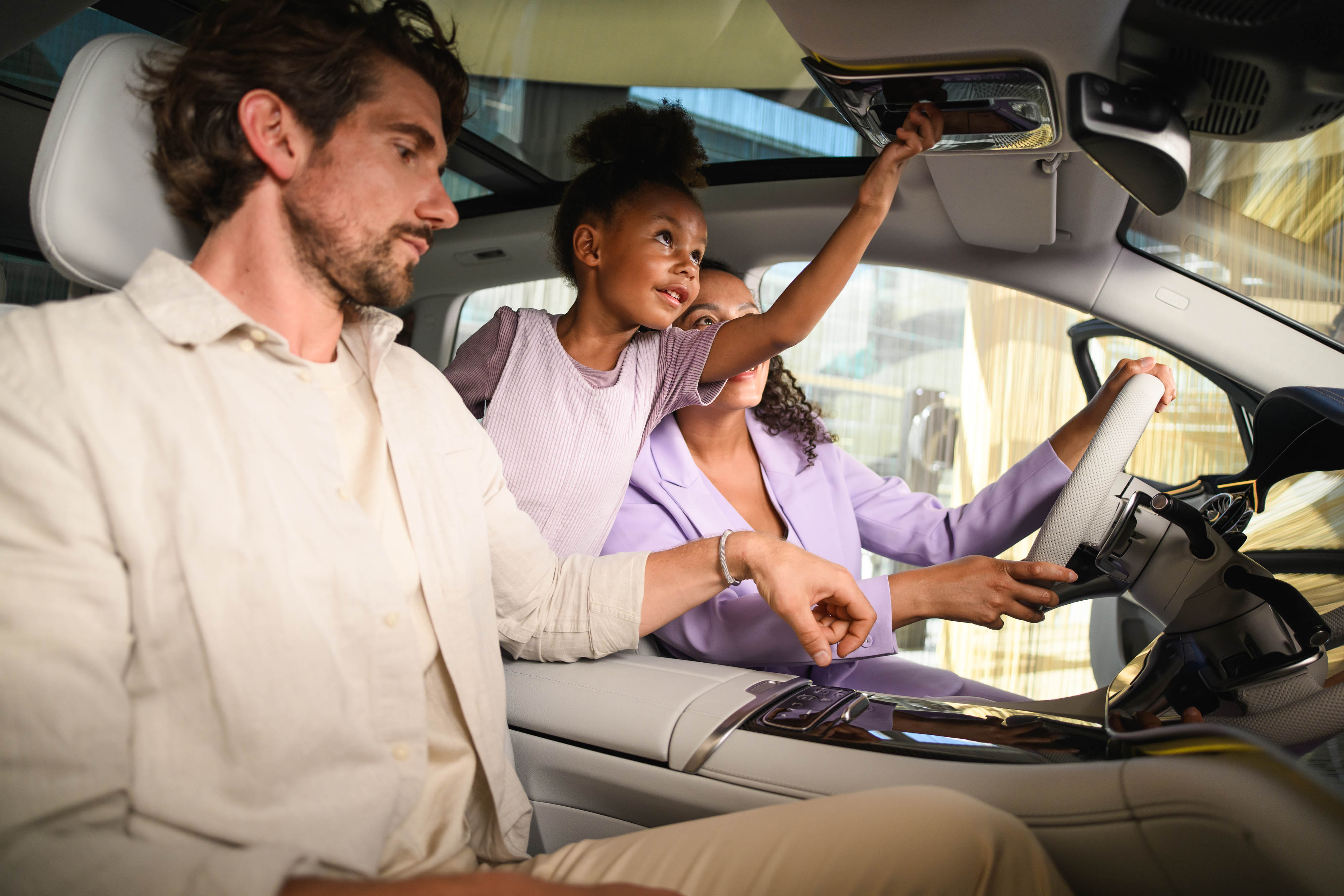 Mercedes-Benz Rent Drei Personen die in einem Mercedes-Benz sitzen.