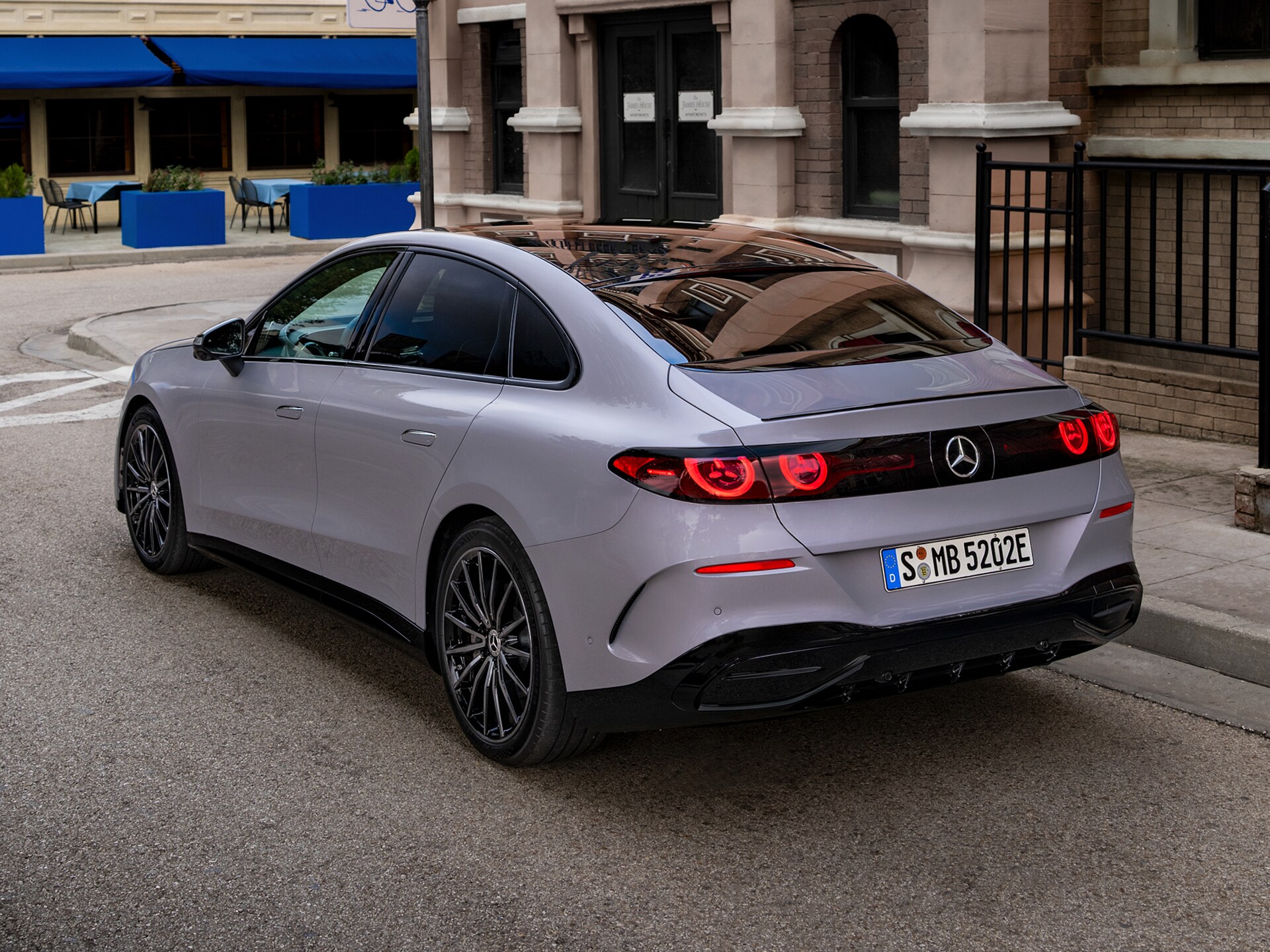 Fahrzeug-Angebote | Mercedes-Benz. Die neue elektrische C-Klasse in schräger Heckansicht auf einer Straße.