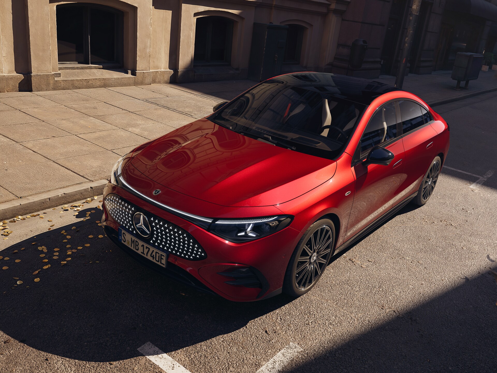 Fahrzeug-Angebote | Mercedes-Benz. Ein roter Mercedes-Benz CLA 250+ mit EQ Technologie steht am Seitenrand einer Straße.