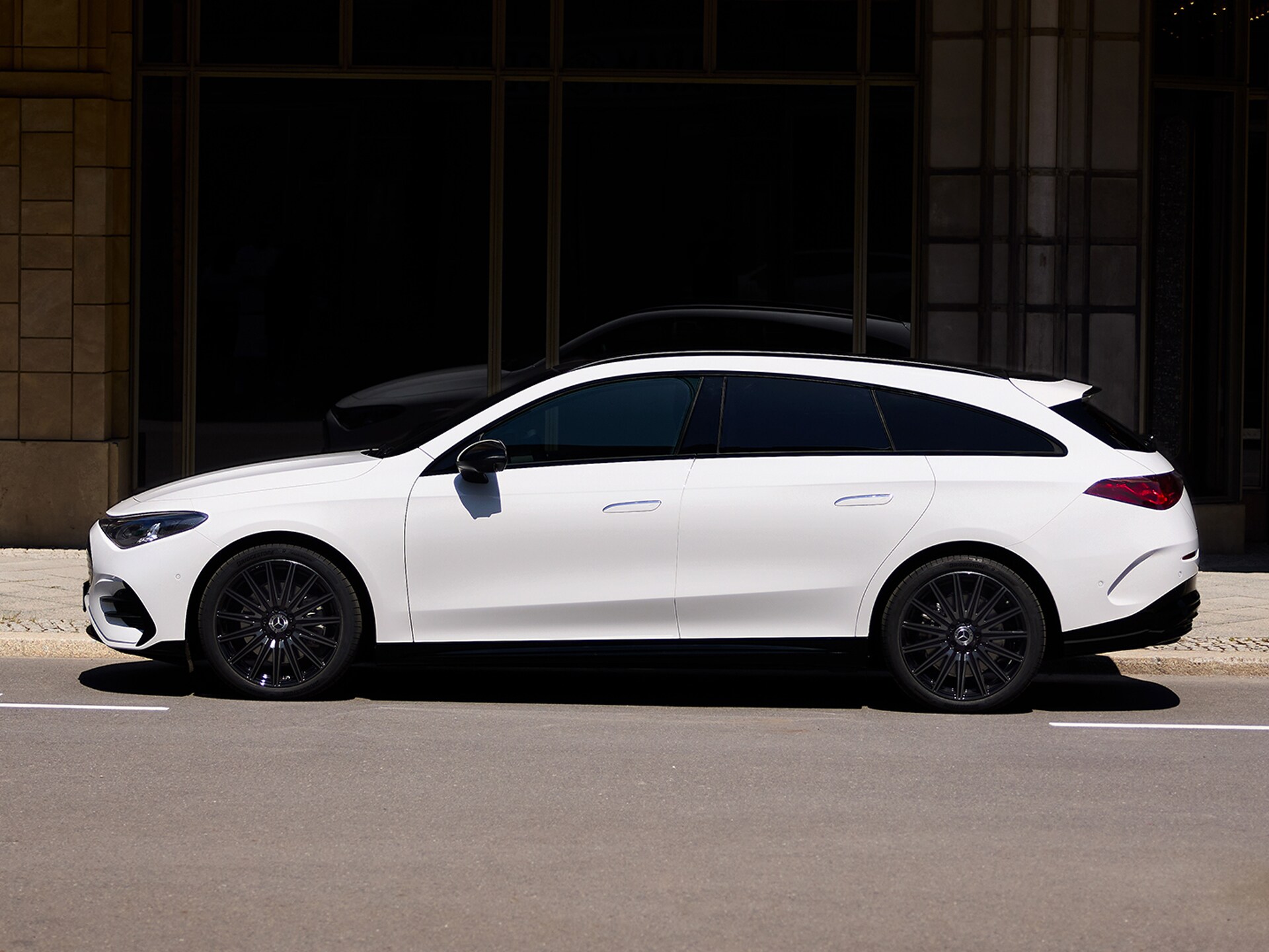 Fahrzeug-Angebote | Mercedes-Benz. Ein Mercedes-Benz CLA 250+ Shooting Brake mit EQ Technologie steht am Seitenrand einer Straße.