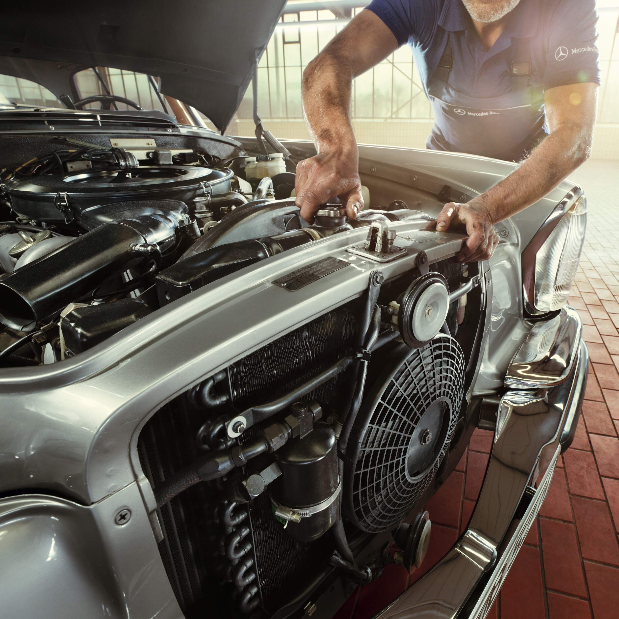 Classic Partner | Mercedes-Benz Offene Motorhaube eines Oldtimers