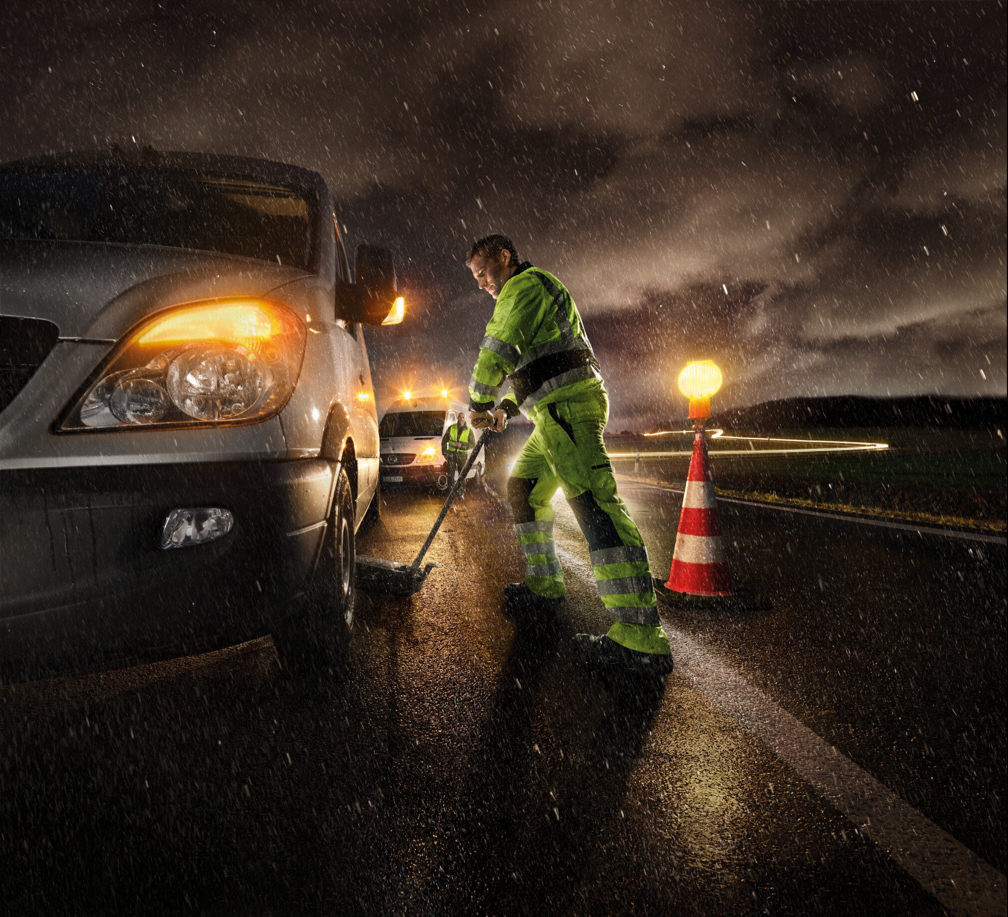 Ein Mercedes-Benz Transporter wird von einem Service Mitarbeiter auf der Straße besichtigt und auf Fahrbereitschaft geprüft. Mercedes-Benz Transporter 24 Stunden Service