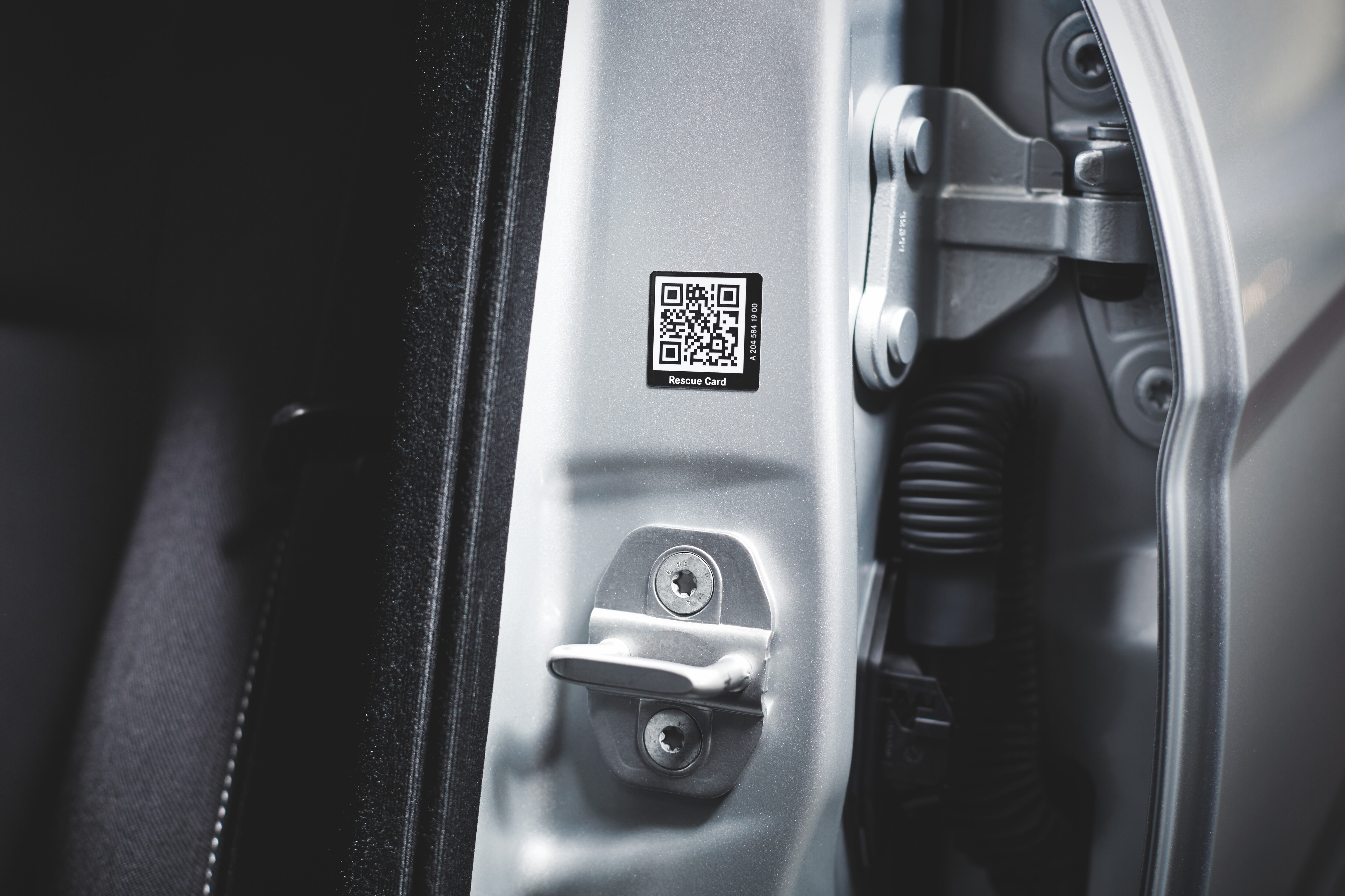 Rettungsaufkleber | Mercedes-Benz Rettungsaufkleber auf dem Mercedes-Benz Fahrzeug.