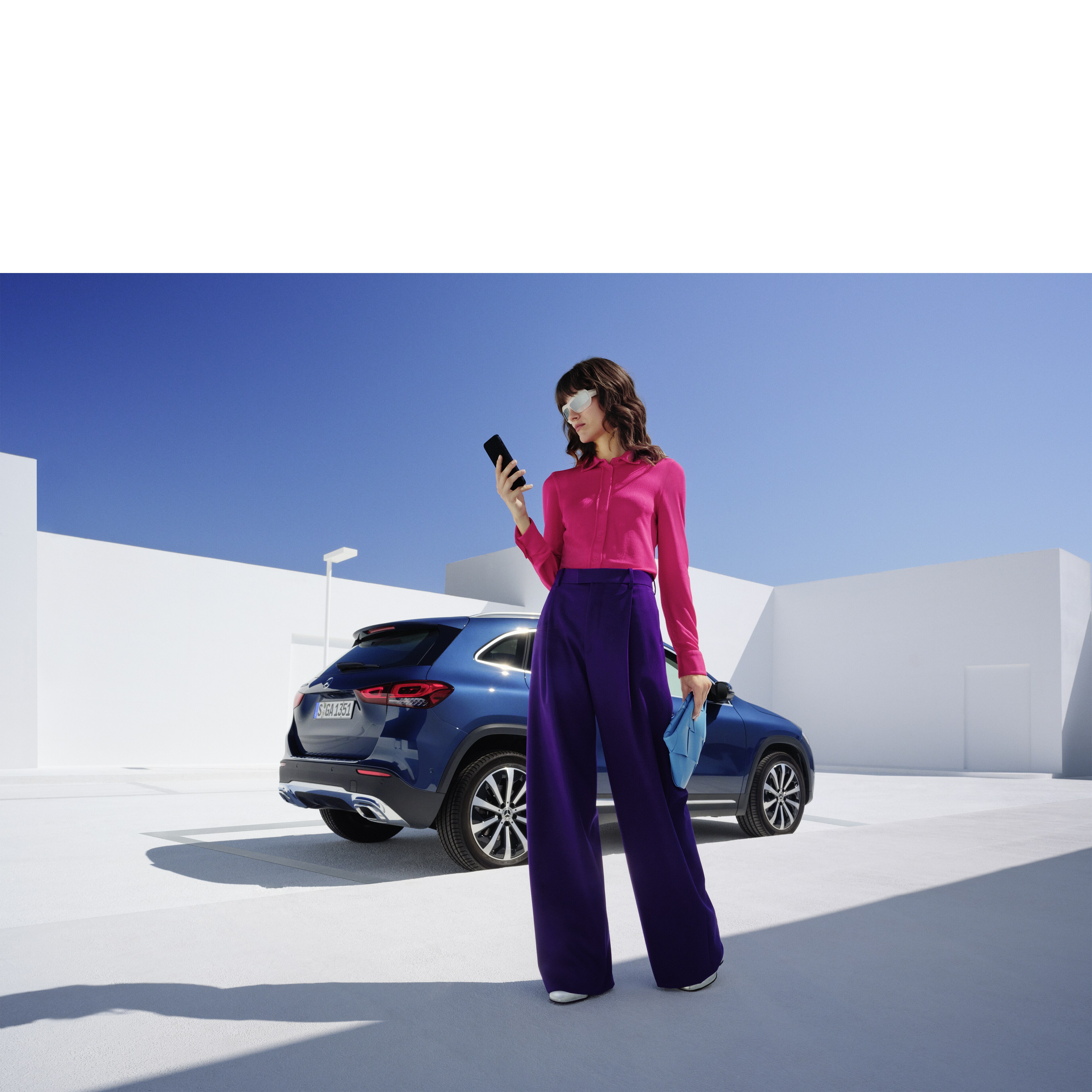 Mercedes me ID | Mercedes-Benz Auf dem MBUX Multimediasystem in einem Mercedes-Benz werden Digitale Extras ausgewählt.