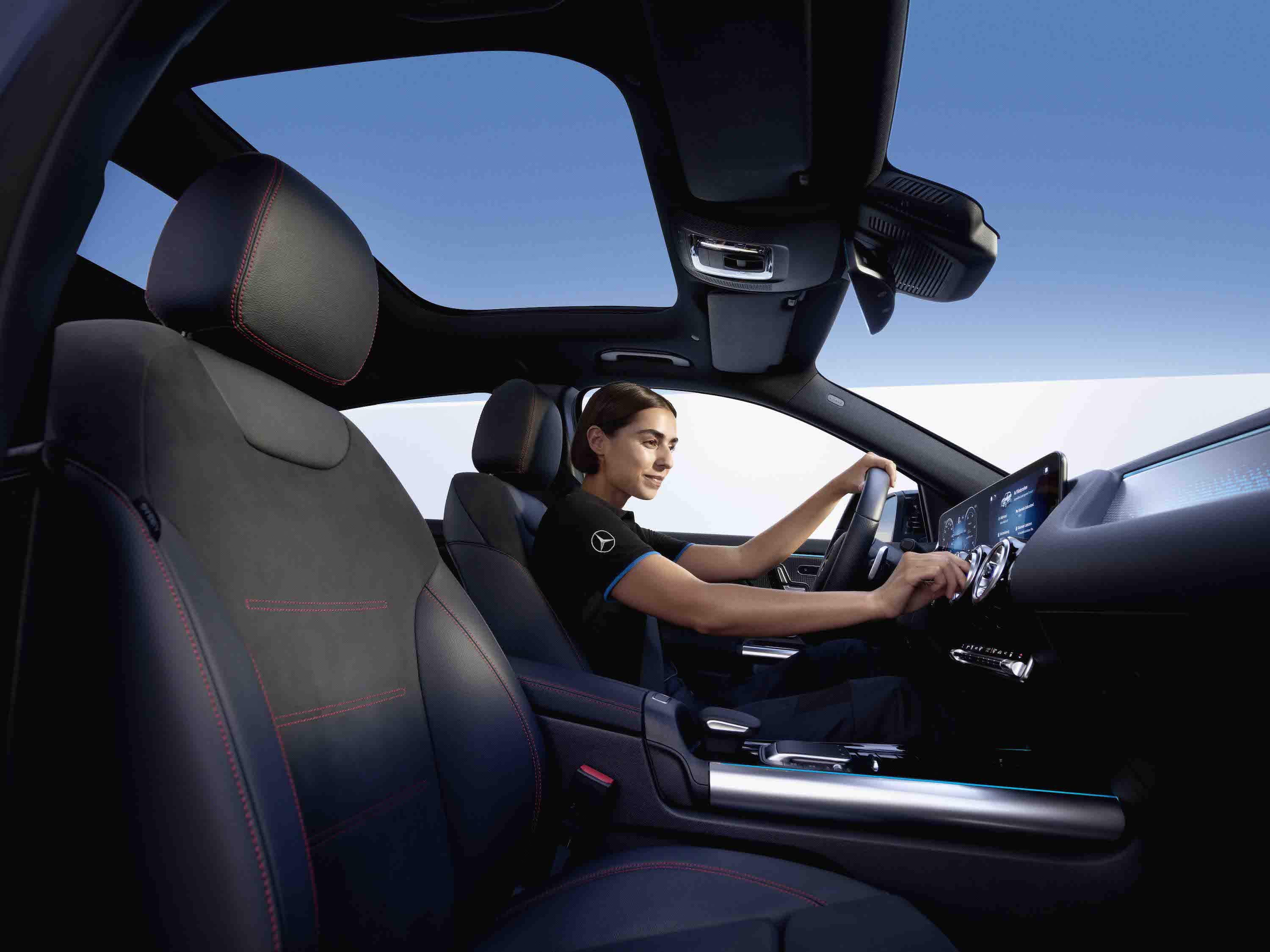 Innenraumfilter | Mercedes-Benz Ein Techniker sitzt im Mercedes-Benz Fahrzeug und prüft den Innenraumfilter.