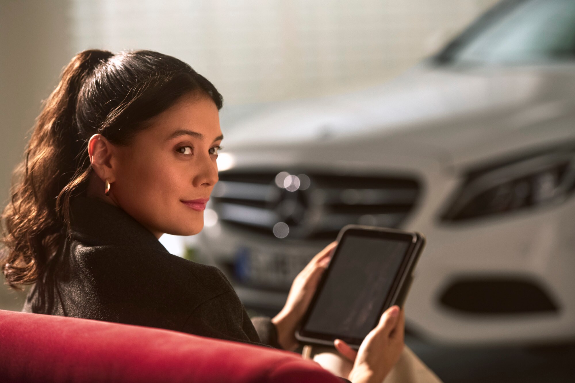 Mercedes-Benz Service Select Eine Frau informiert sich bei ihrem Servicepartner über Service Select.