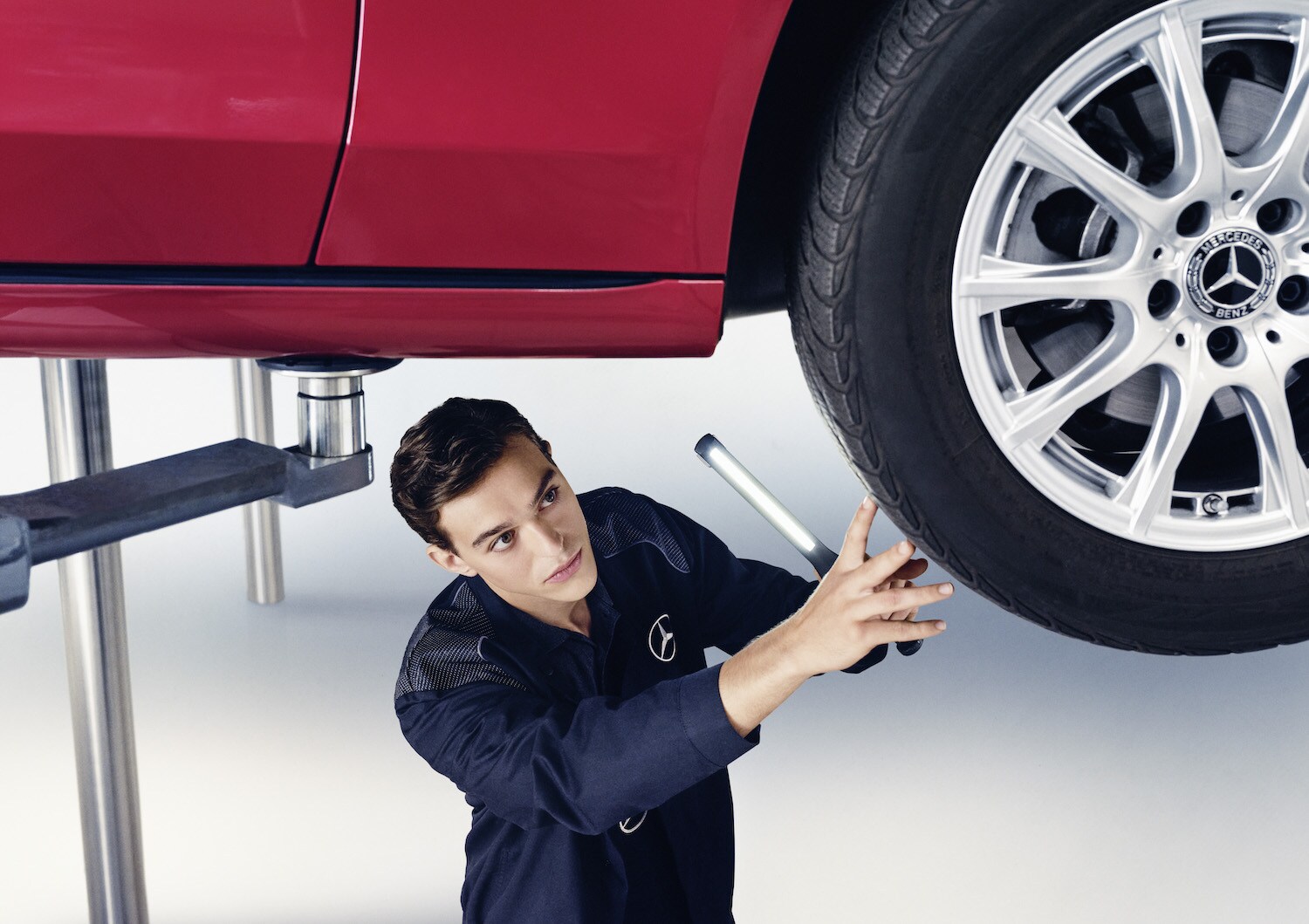 Wartung | Mercedes-Benz Ein Mercedes-Benz Techniker überprüft ein Fahrzeug auf dem Prüfstand.