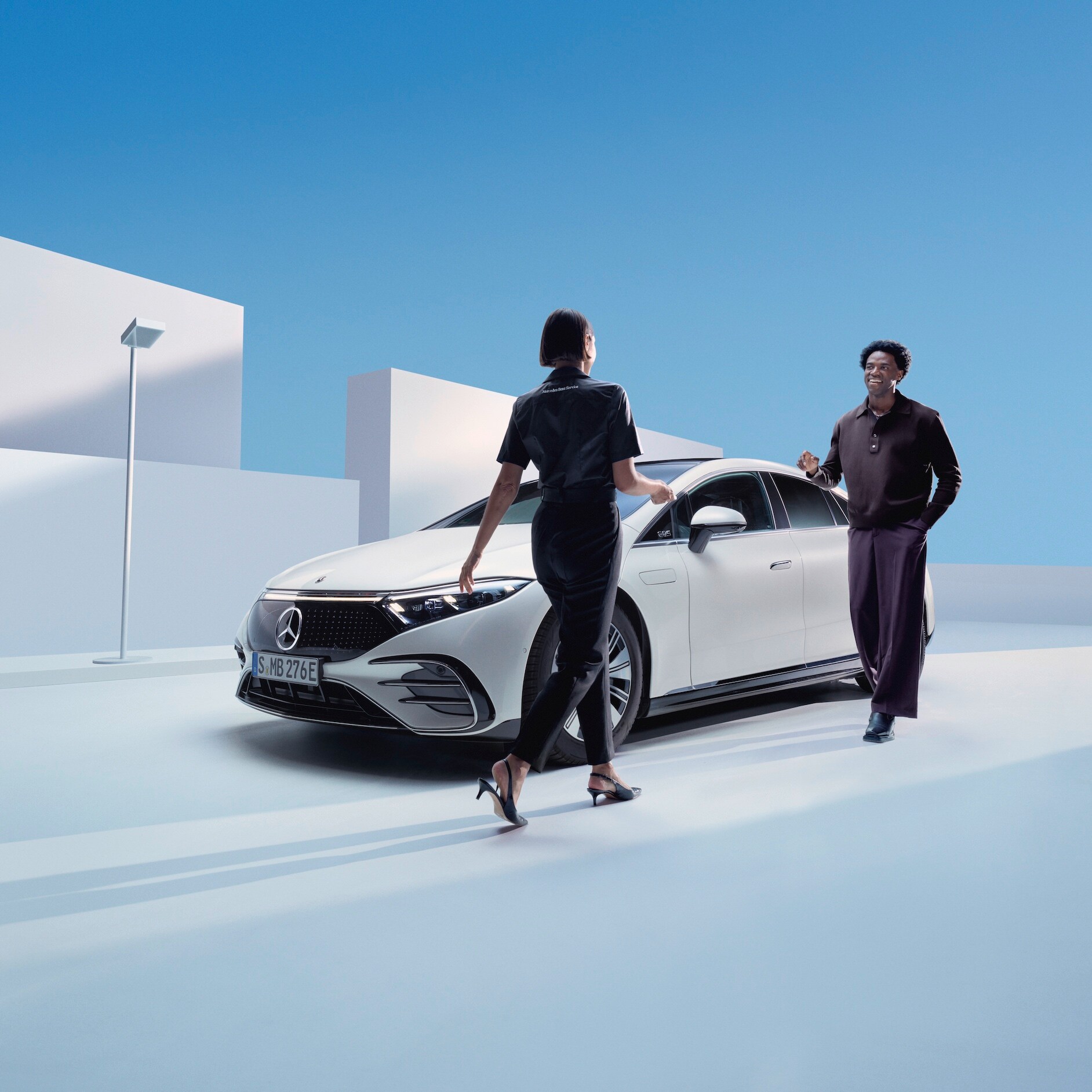 Hol- und Bringservice | Mercedes-Benz Eine Frau nimmt den Hol- und Bringservice von Mercedes-Benz in Anspruch.
