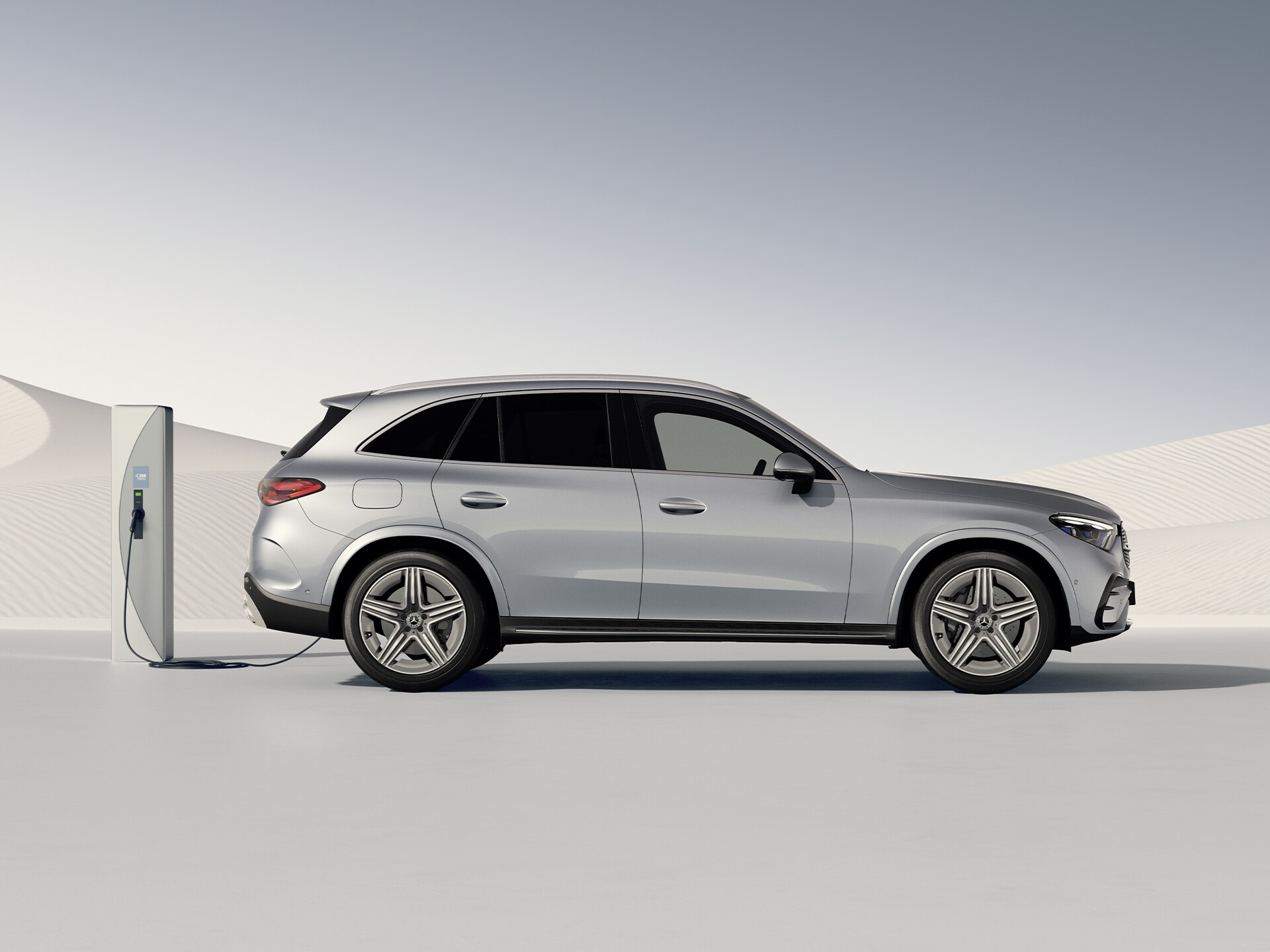 Reichweiten | Plug-in-Hybride | Mercedes-Benz Seitenansicht des GLC Plug-in-Hybrid-SUV an einer Ladestation.
