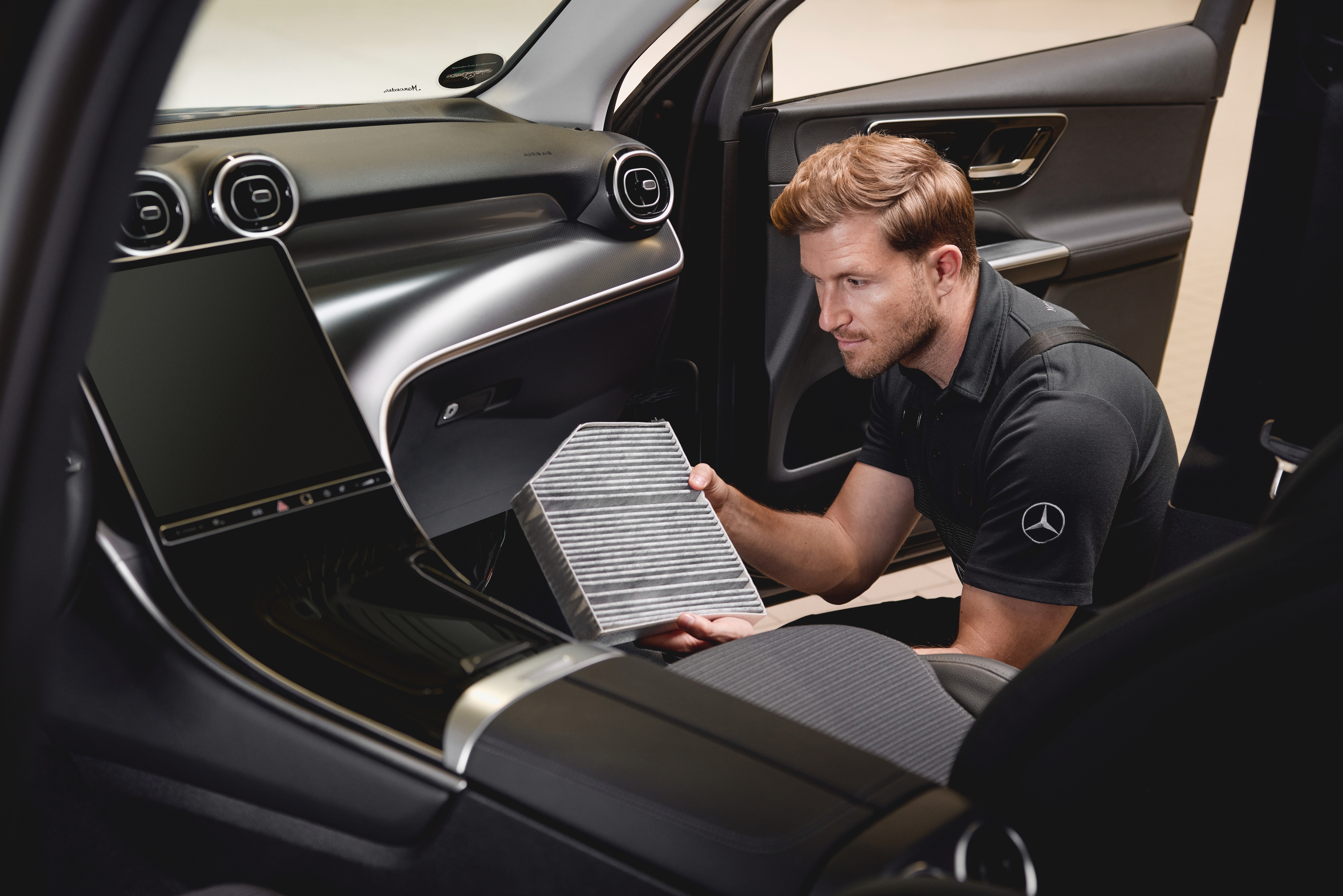 Ersatzteile | Mercedes-Benz Servicearbeiten im Interieur zeigen den Austausch eines Innenraumfilters unter Verwendung eines Originalteils von Mercedes-Benz.