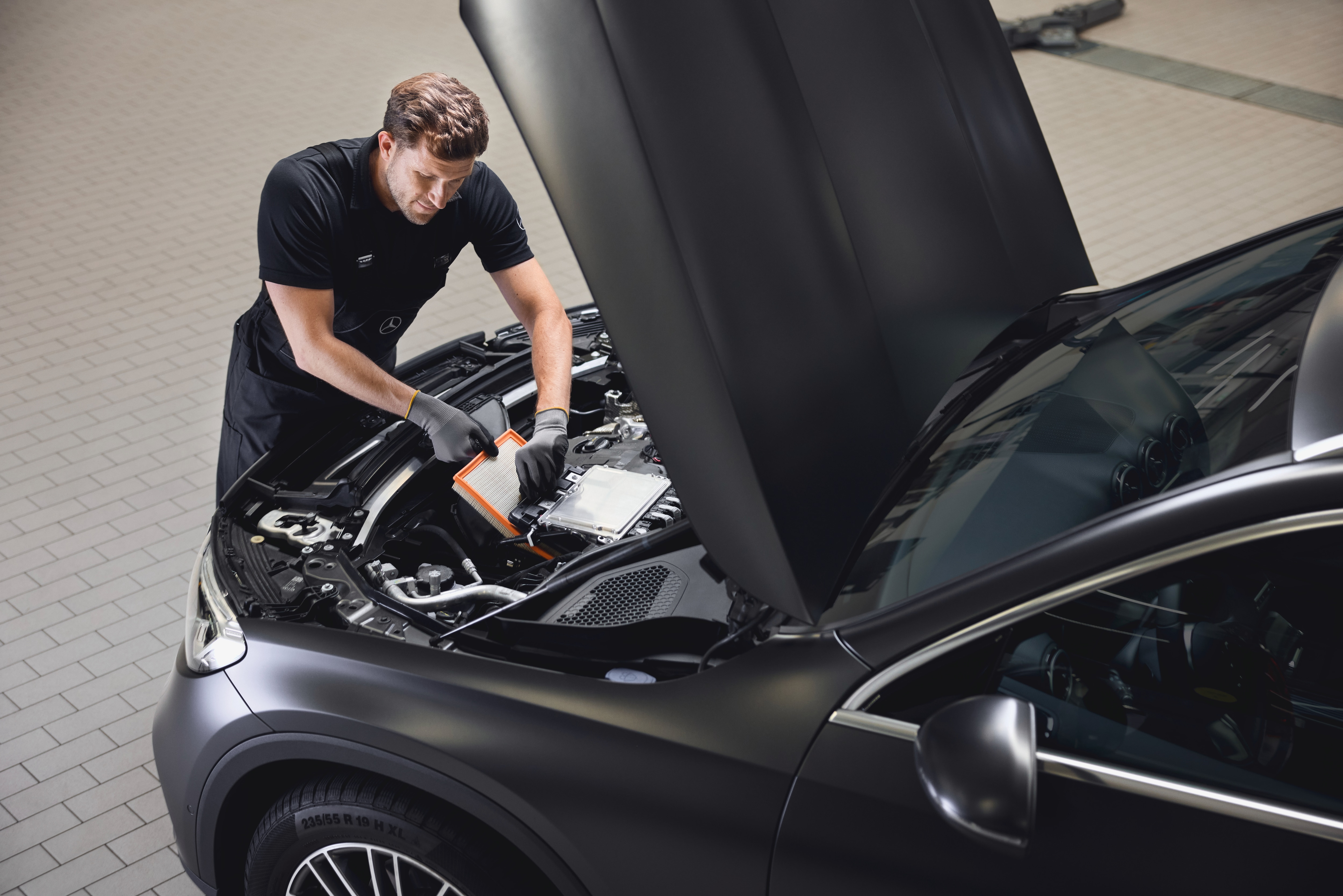 Ersatzteile | Mercedes-Benz Motorservice zeigt den Austausch eines Motorluftfilters unter Verwendung eines Originalteils von Mercedes-Benz in einer autorisierten Werkstatt.