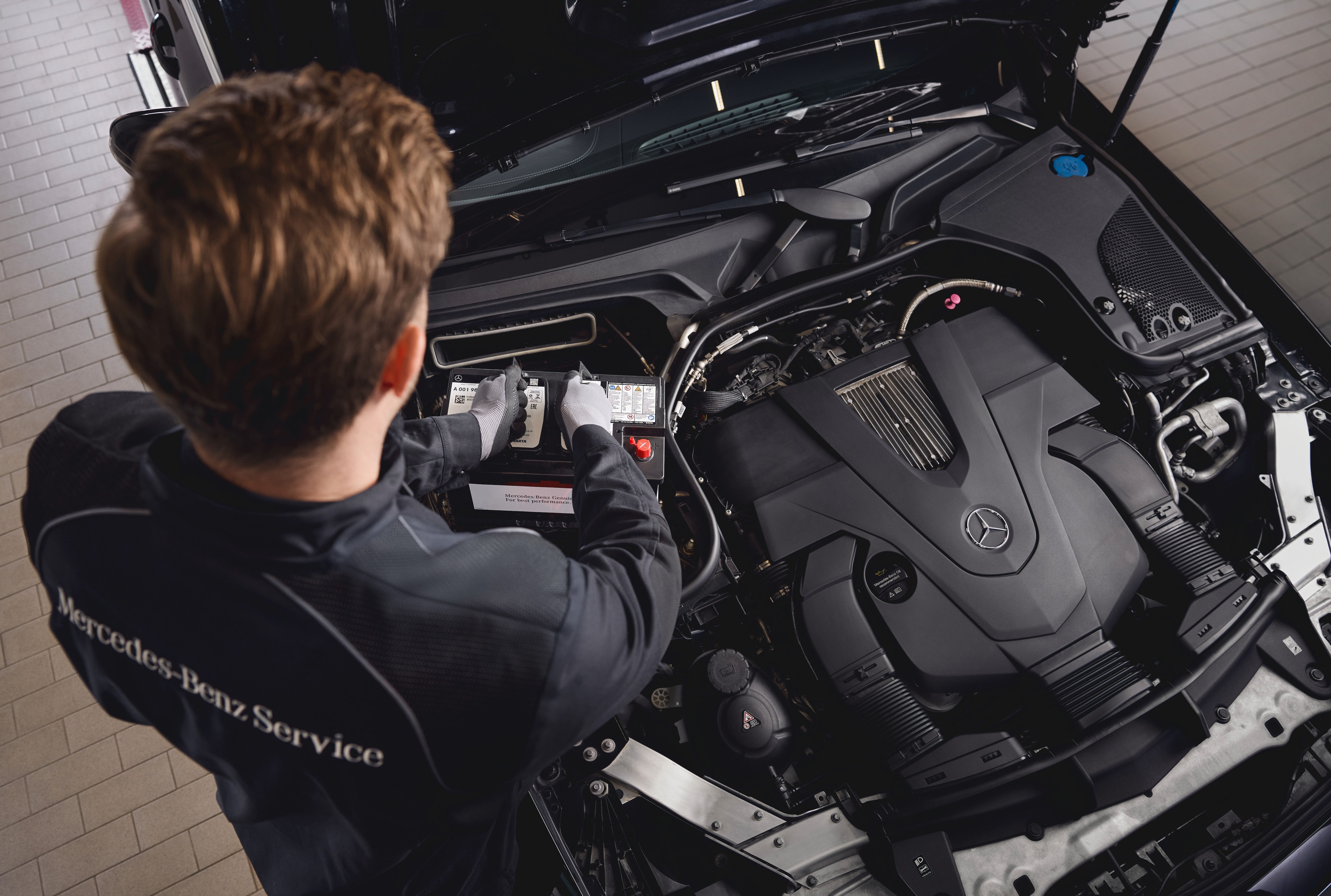 Ersatzteile | Mercedes-Benz Motorservice in einer Werkstatt, bei dem der Austausch von Bauteilen unter Verwendung von Mercedes-Benz Originalteilen gezeigt wird.