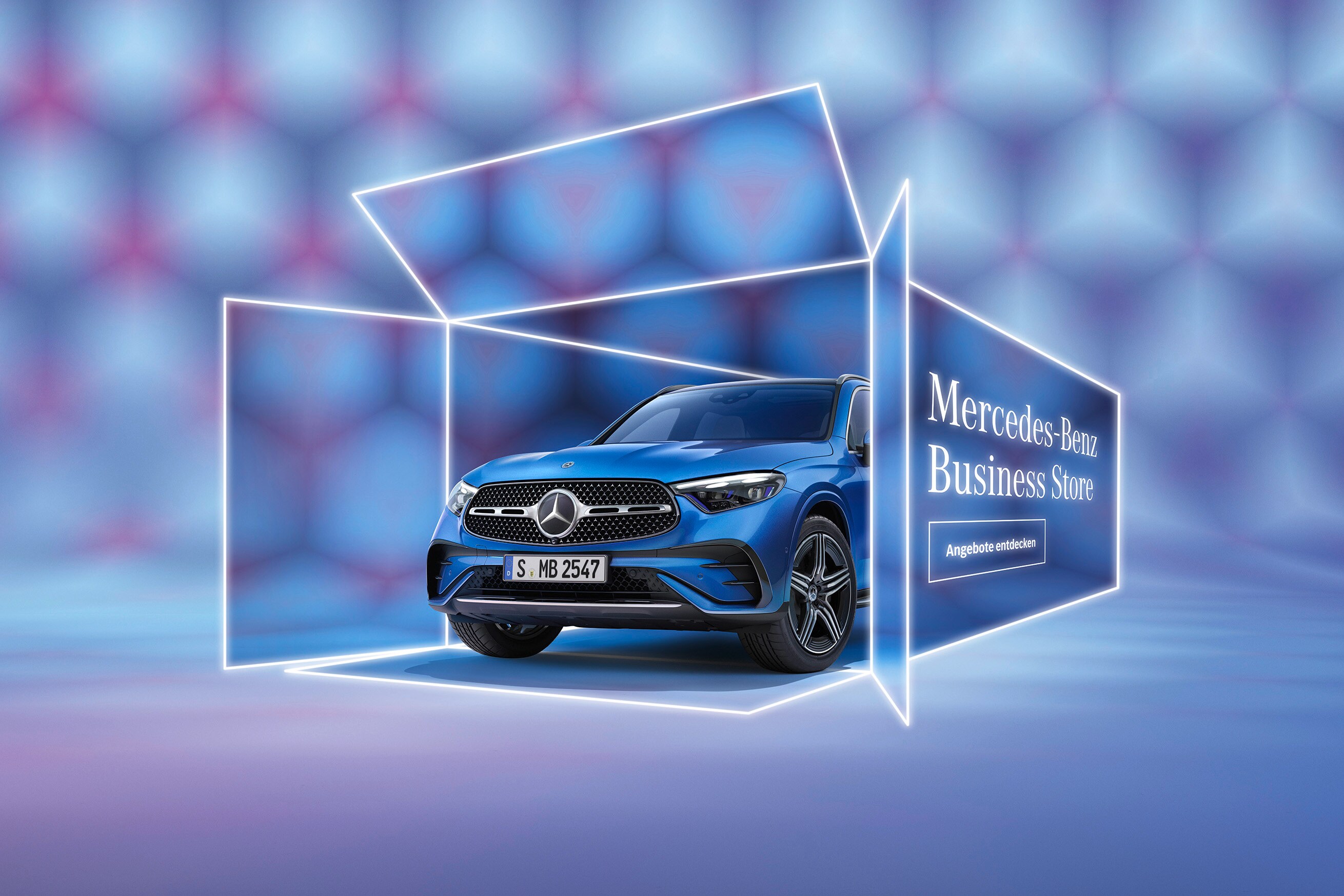 Flotten- und Geschäftskunden | Mercedes-Benz. Ein blaues Fahrzeug in einem grafischen Karton auf violettem Grund.