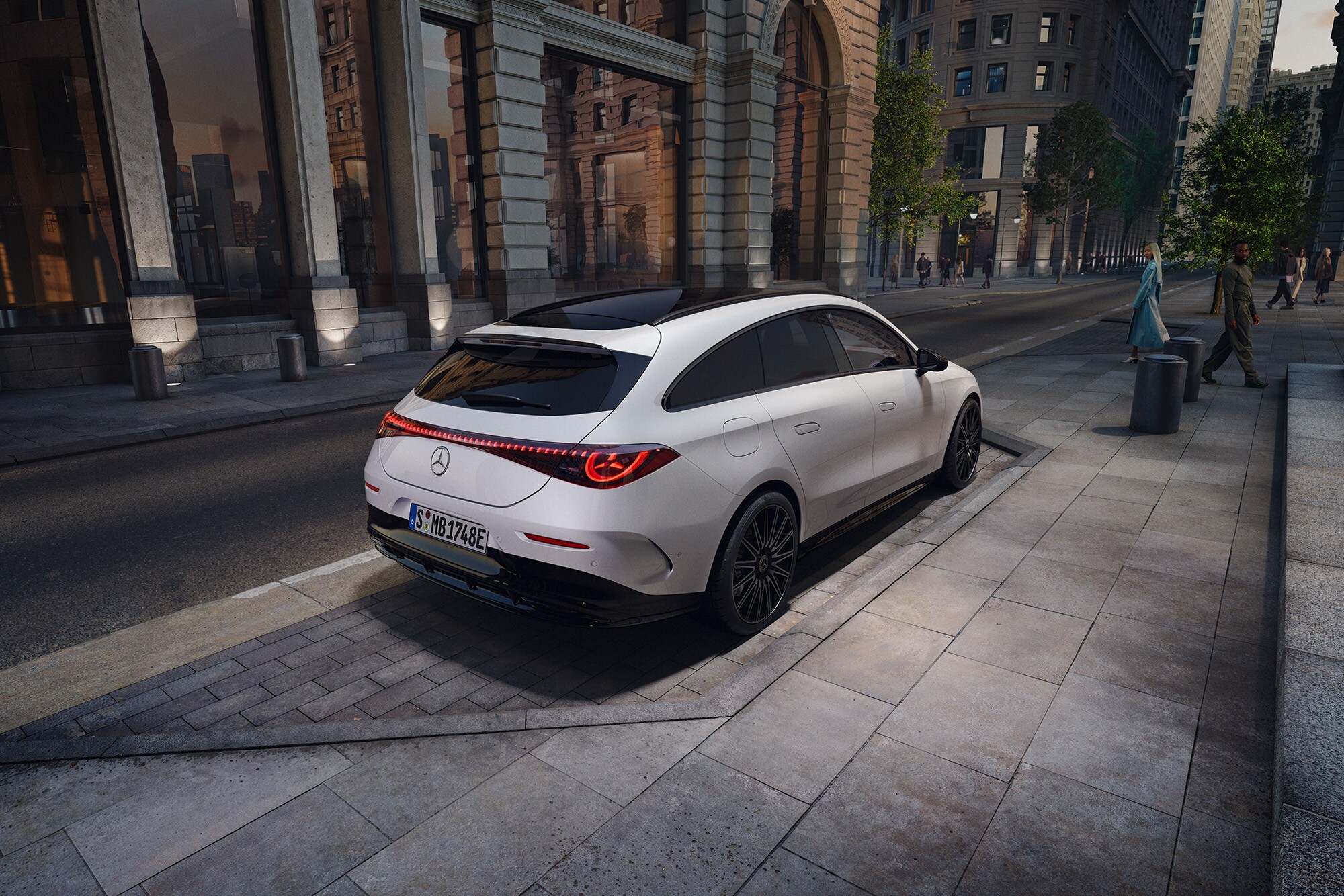 Aktuelle Online-Aktionen | Mercedes-Benz. Ein weißer CLA Shooting Brake steht vor einer sandsteinernen Gebäude auf einem Parkplatz.