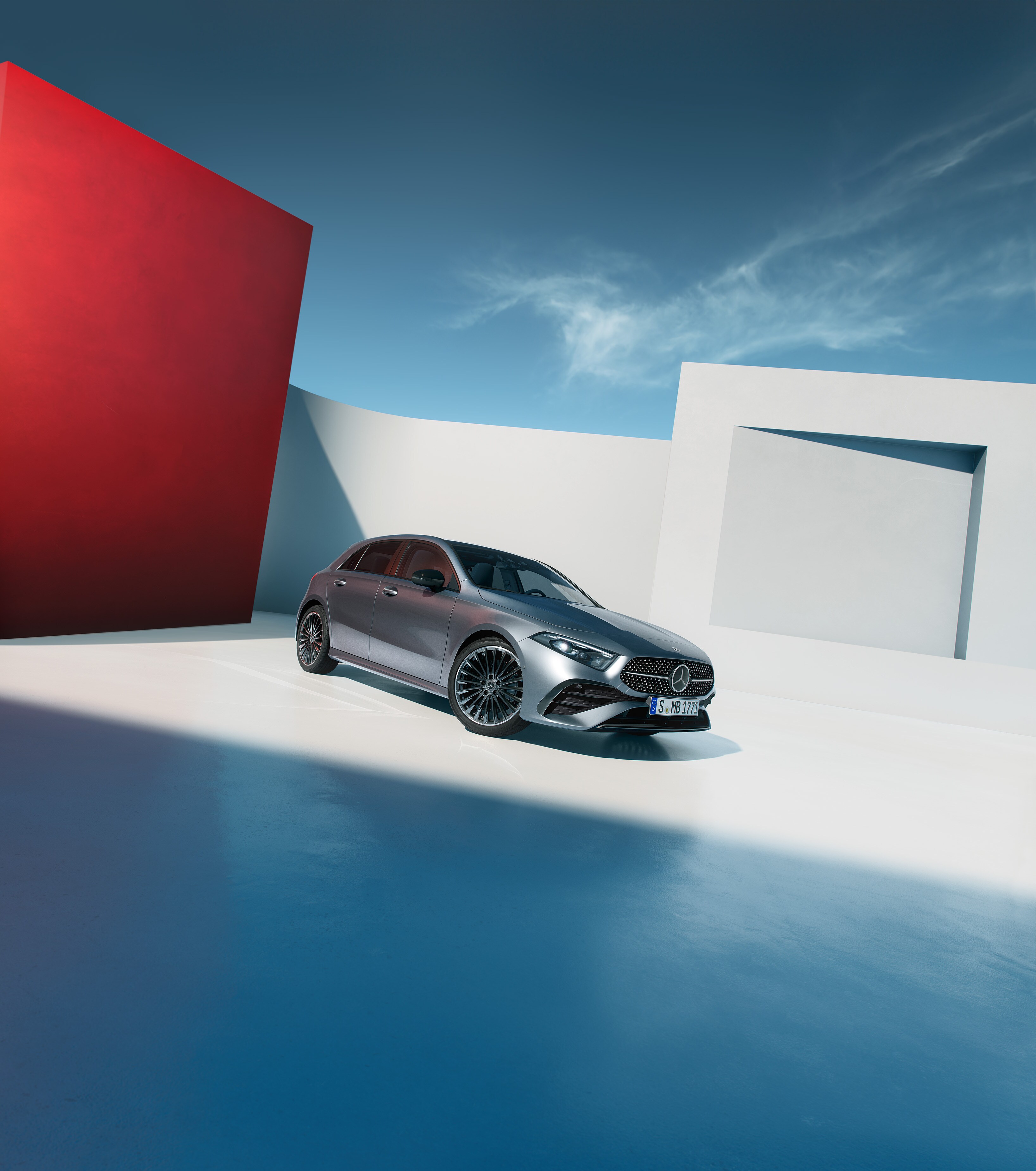 Aktuelle Aktionen | Mercedes-Benz. Eine silbergraue A-Klasse Kompaktlimousine vor einem weißen Gebäude.