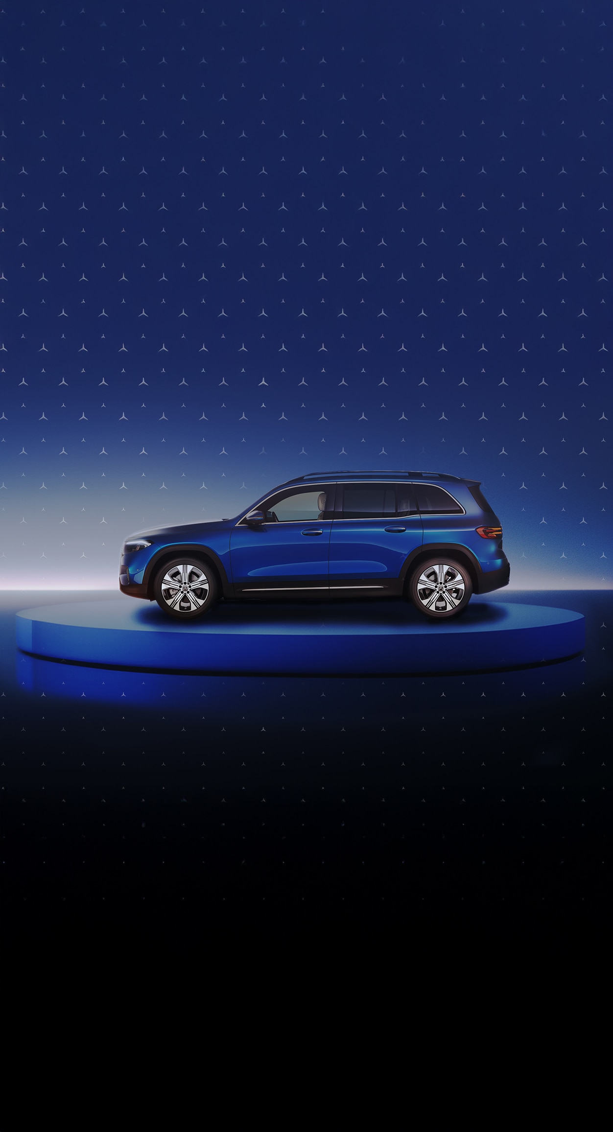 Store | Mercedes-Benz. Zu sehen ist ein blauer GLC auf einer runden Bühne mit Stern im Hintergrund