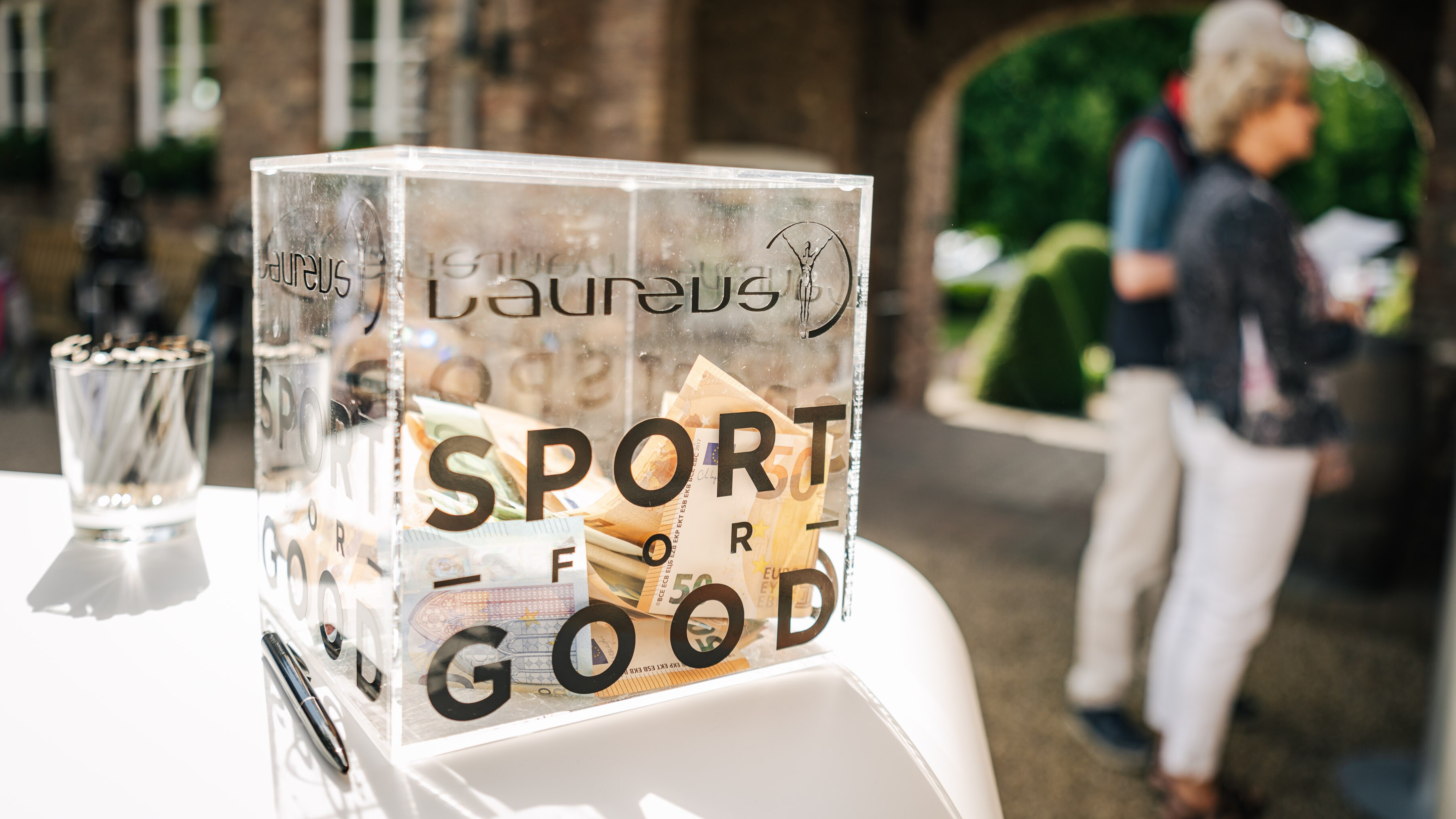 Laureus | Mercedes-Benz Ein Bild einer Losbox