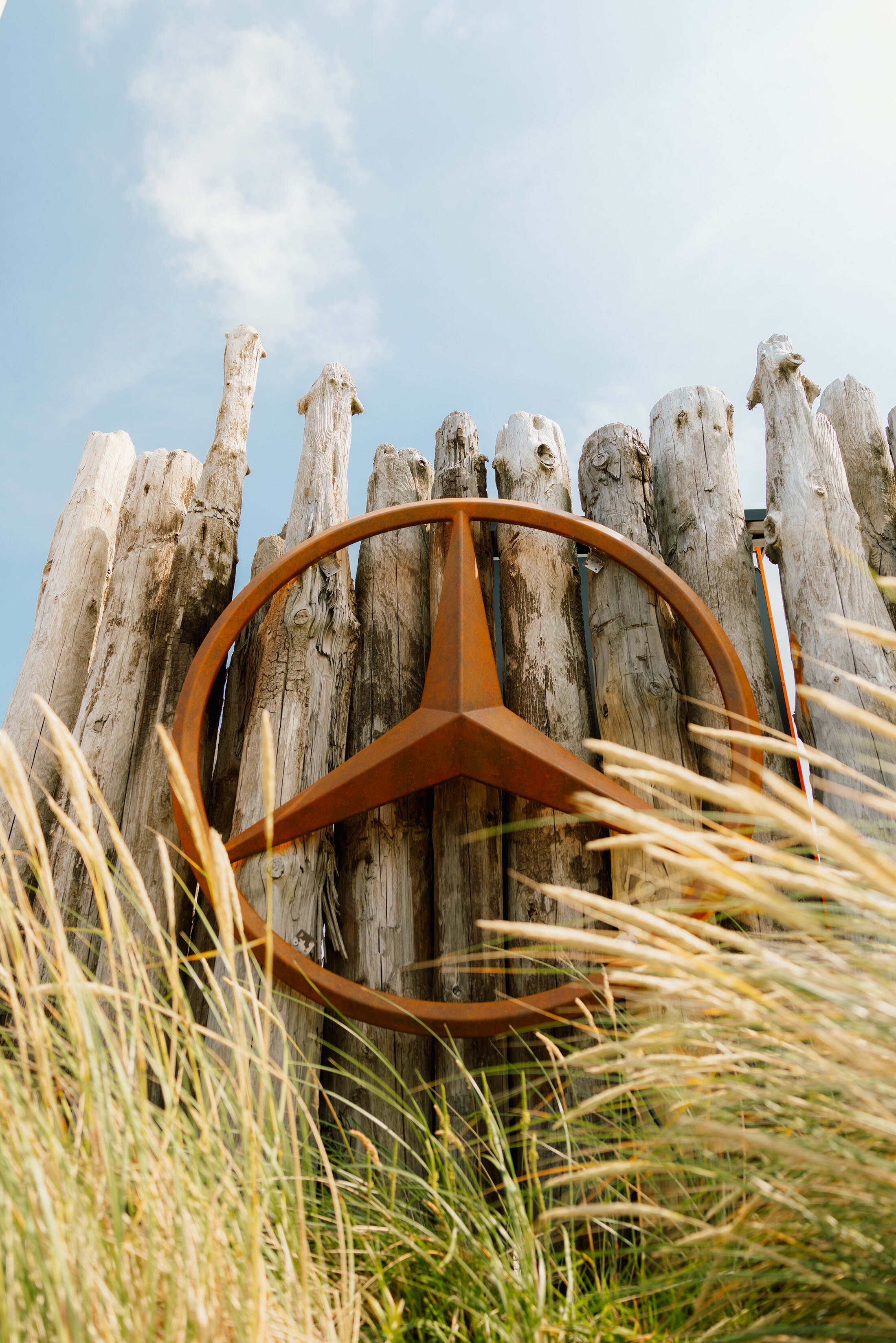 Der Mercedes-Benz Stern in den Dünen.