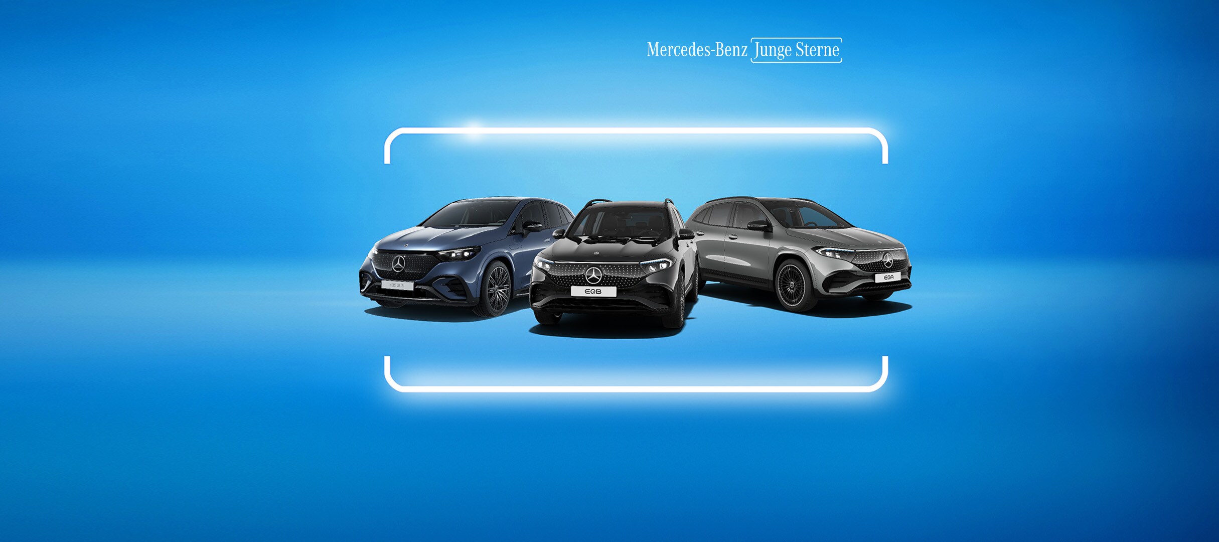 Vollelektrische Junge Sterne | Mercedes-Benz Vollelektrische Junge Sterne von Mercedes-Benz. Gezeigt wird der EQA, EQB und EQE auf blauem Hintergrund