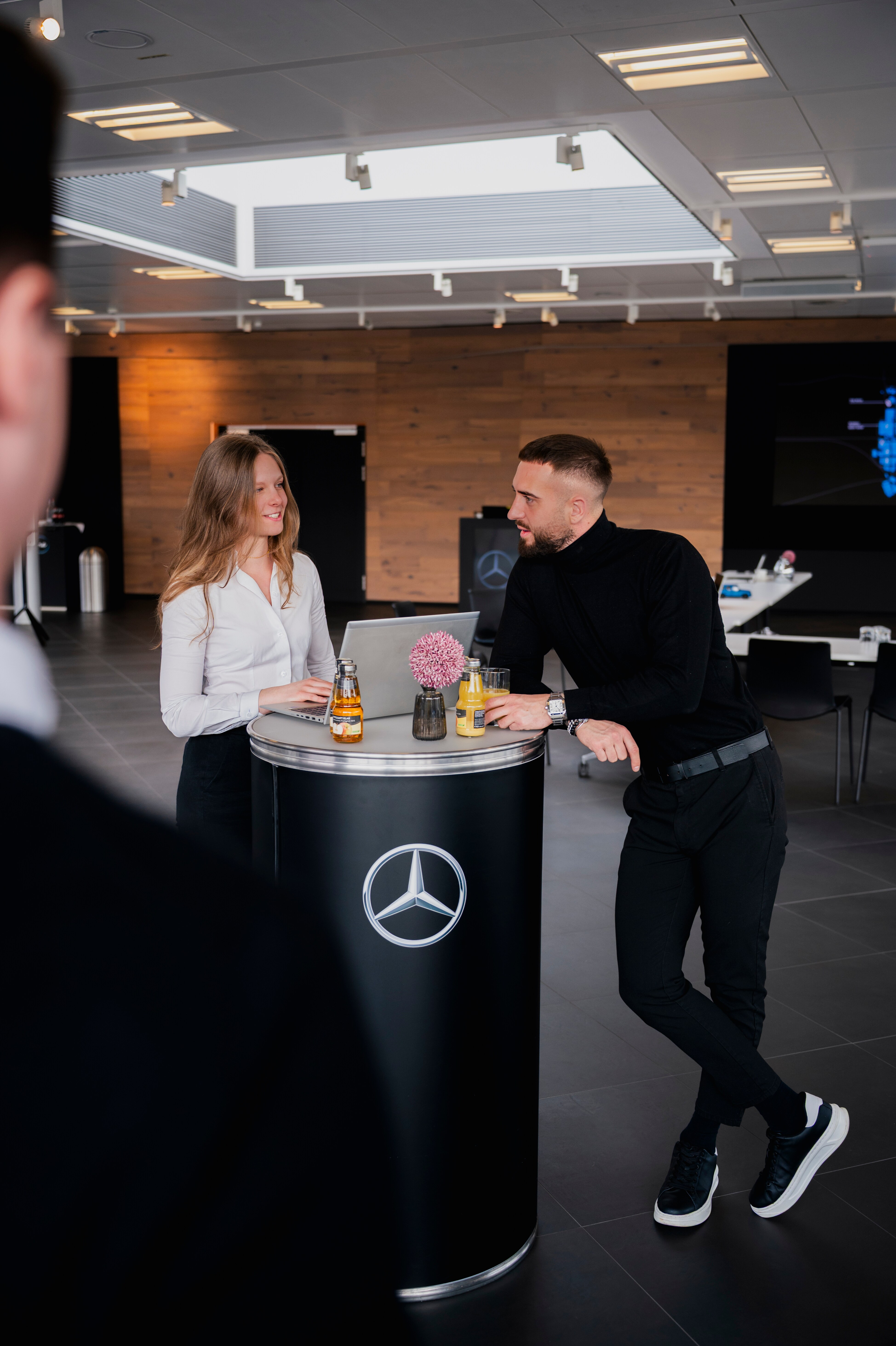 Mehrere Menschen befinden sich in einem der Konferenzräume in einem Mercedes-Benz Kundencenter.