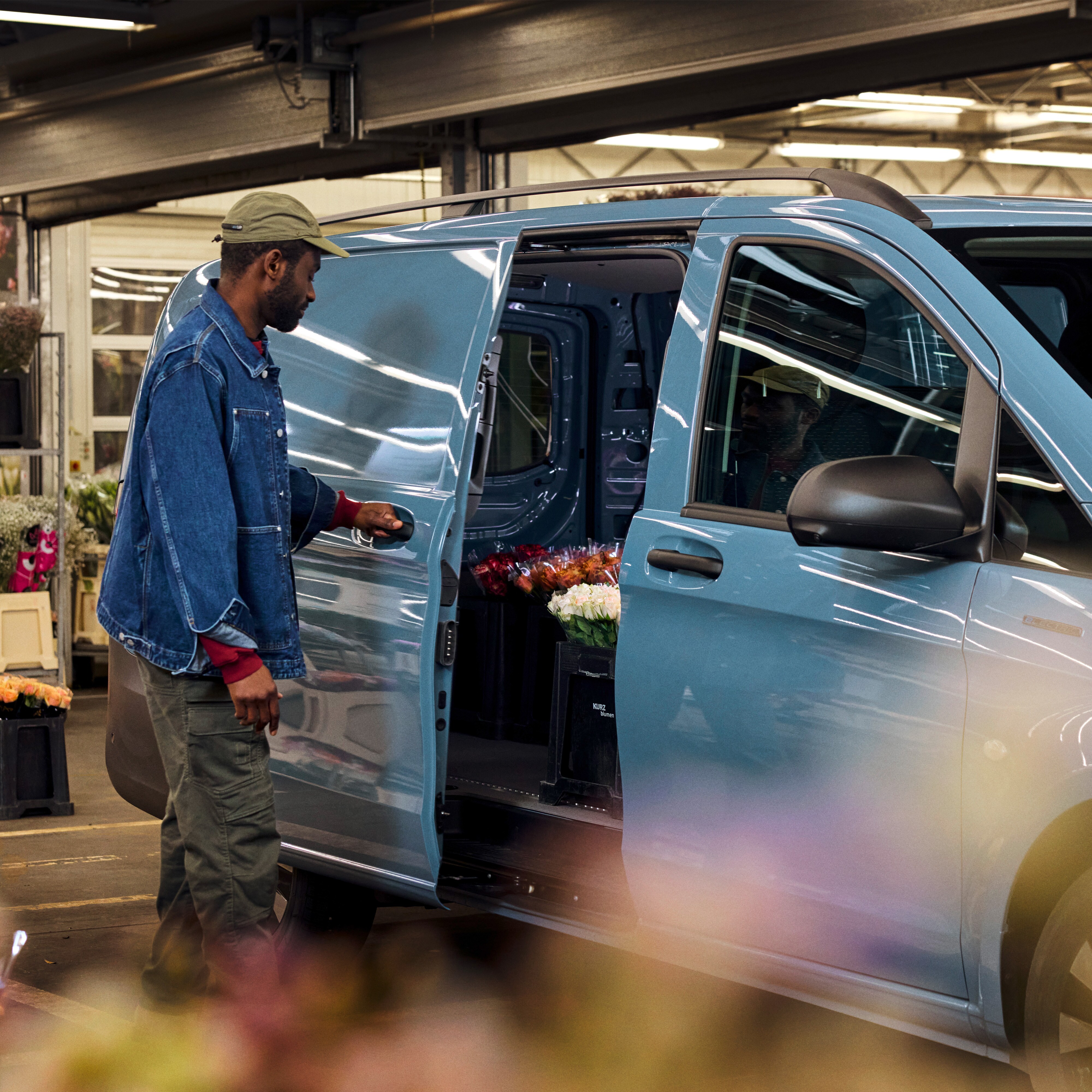 Gebrauchtwagenangebote für Ihren Mercedes-Benz Eine Person verlädt Blumen in einem Mercedes-Benz.