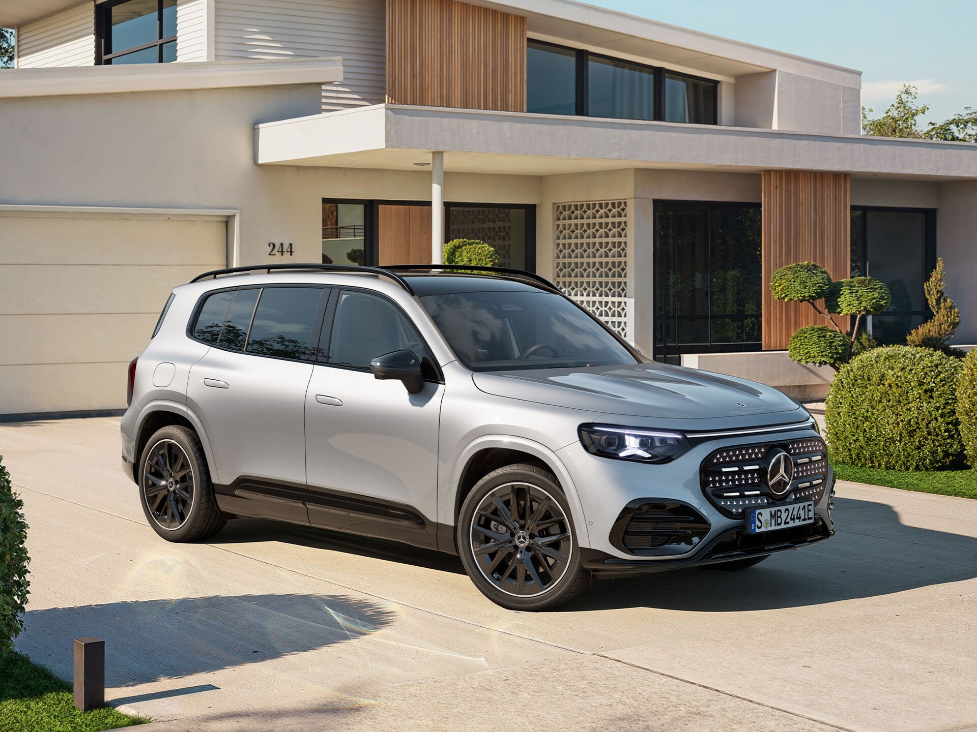 Fahrzeug-Angebote | Mercedes-Benz. Eine silbergrauer Mercedes-Benz GLB 250+ mit EQ Technologie.