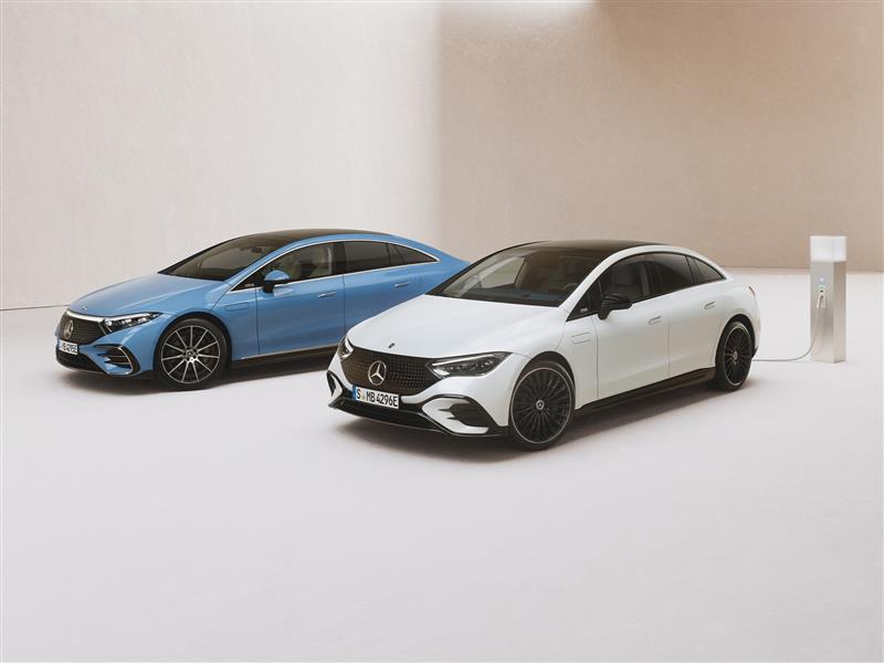 Elektroauto Förderung | Mercedes-Benz Mercedes-Benz EQE und EQS parkend in einem Showroom vor hellem Hintergrund.