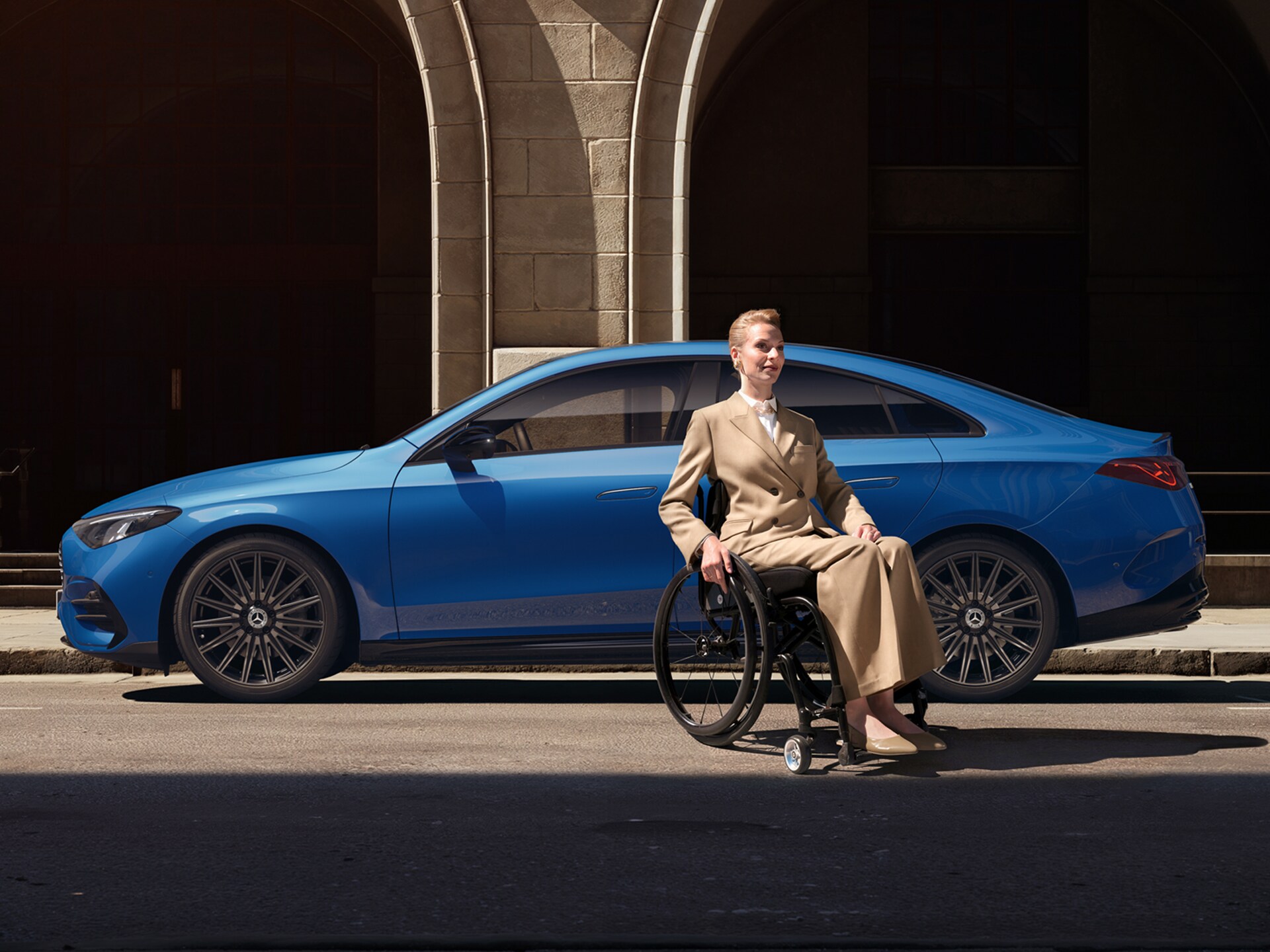 Handbediengeräte | Fahrhilfen | Mercedes-Benz Die Seitenansicht eines behindertengerecht umgebauten CLA und eine Frau im Rollstuhl.