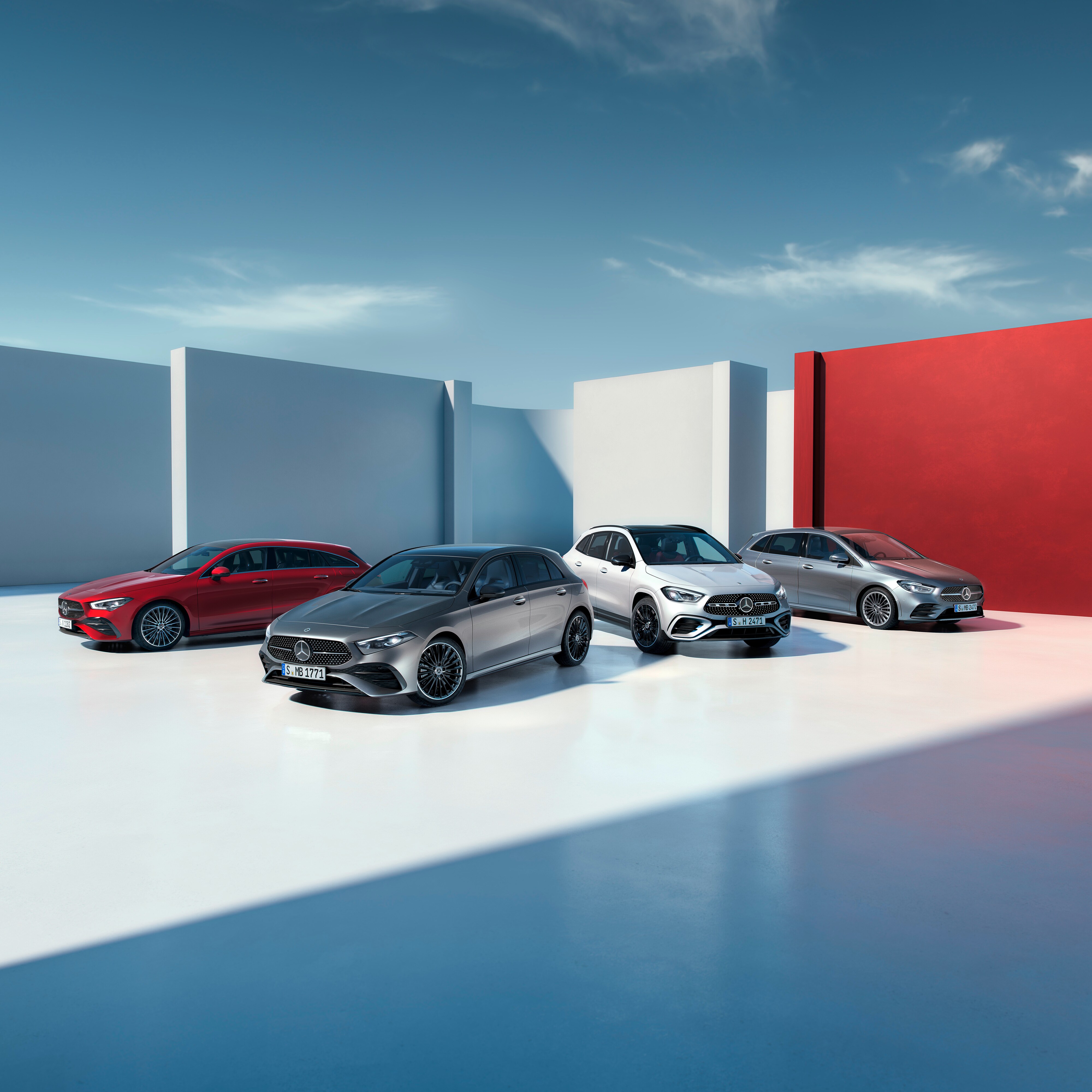 Mercedes-Benz Rent Drei Mercedes-Benz Fahrzeuge nebeneinander auf einer Straße in einer städtischen Umgebung.