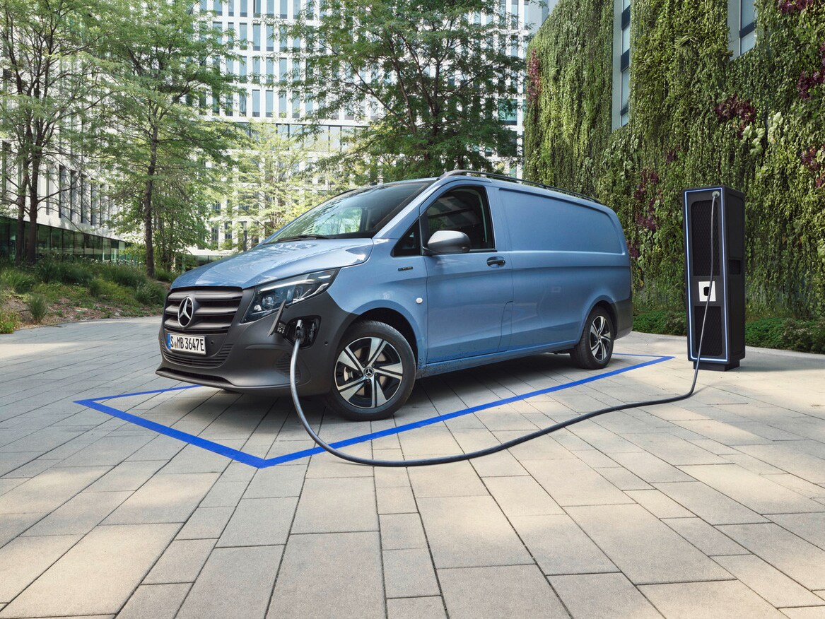 Mercedes-Benz | Tafel-Sponsoring Ein hellblauer eVito Kastenwagen läft an einer Ladesäule im Hintergrund grüne Bäume stehend.