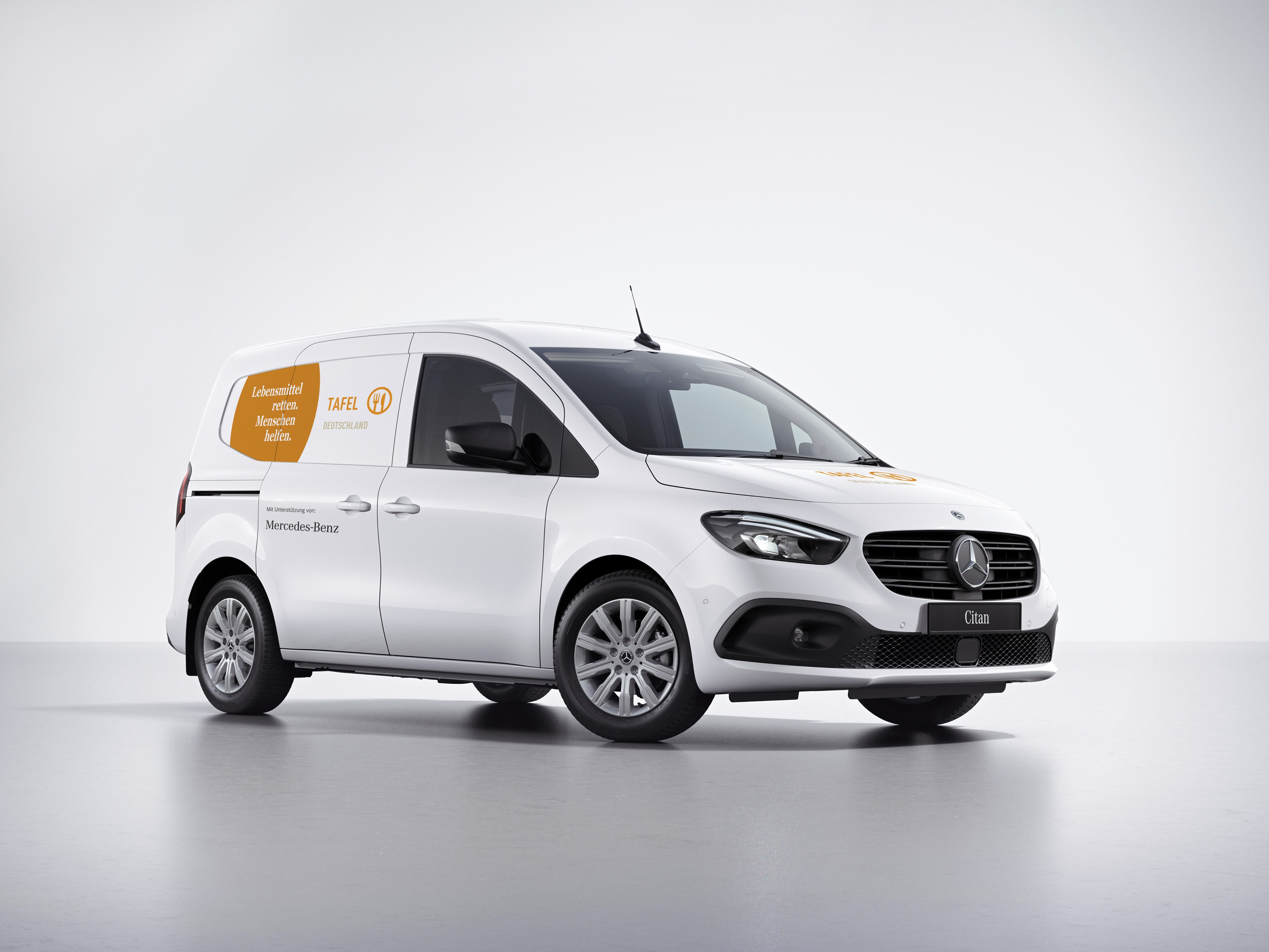 Tafel-Sponsoring. Ein weißer Mercedes-Benz Citan Kastenwagen mit Tafel Logo vor weißem Hintergrund.