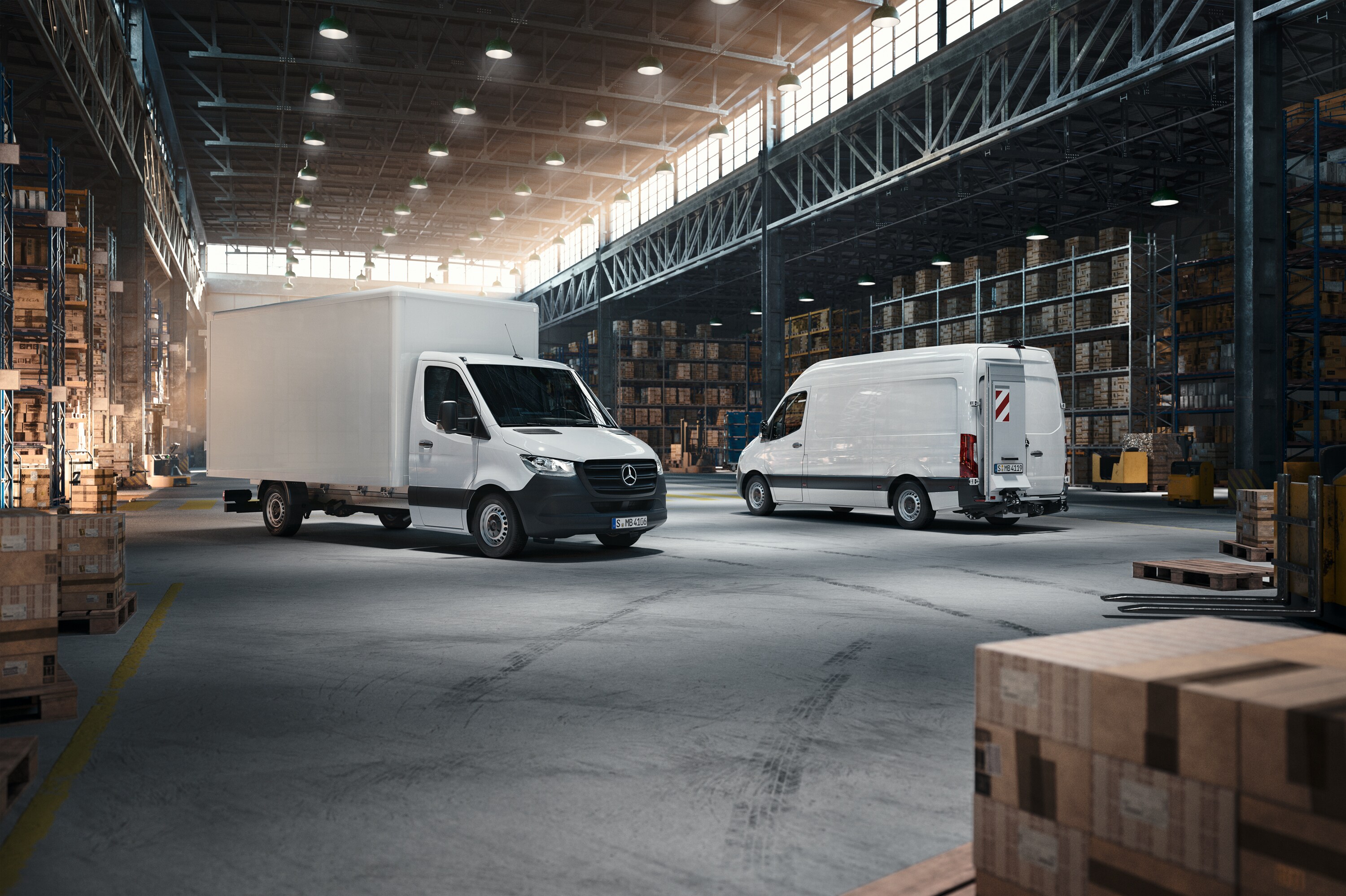 VanSolution. Zwei Vans von Mercedes-Benz stehen in einer Lagerhalle.