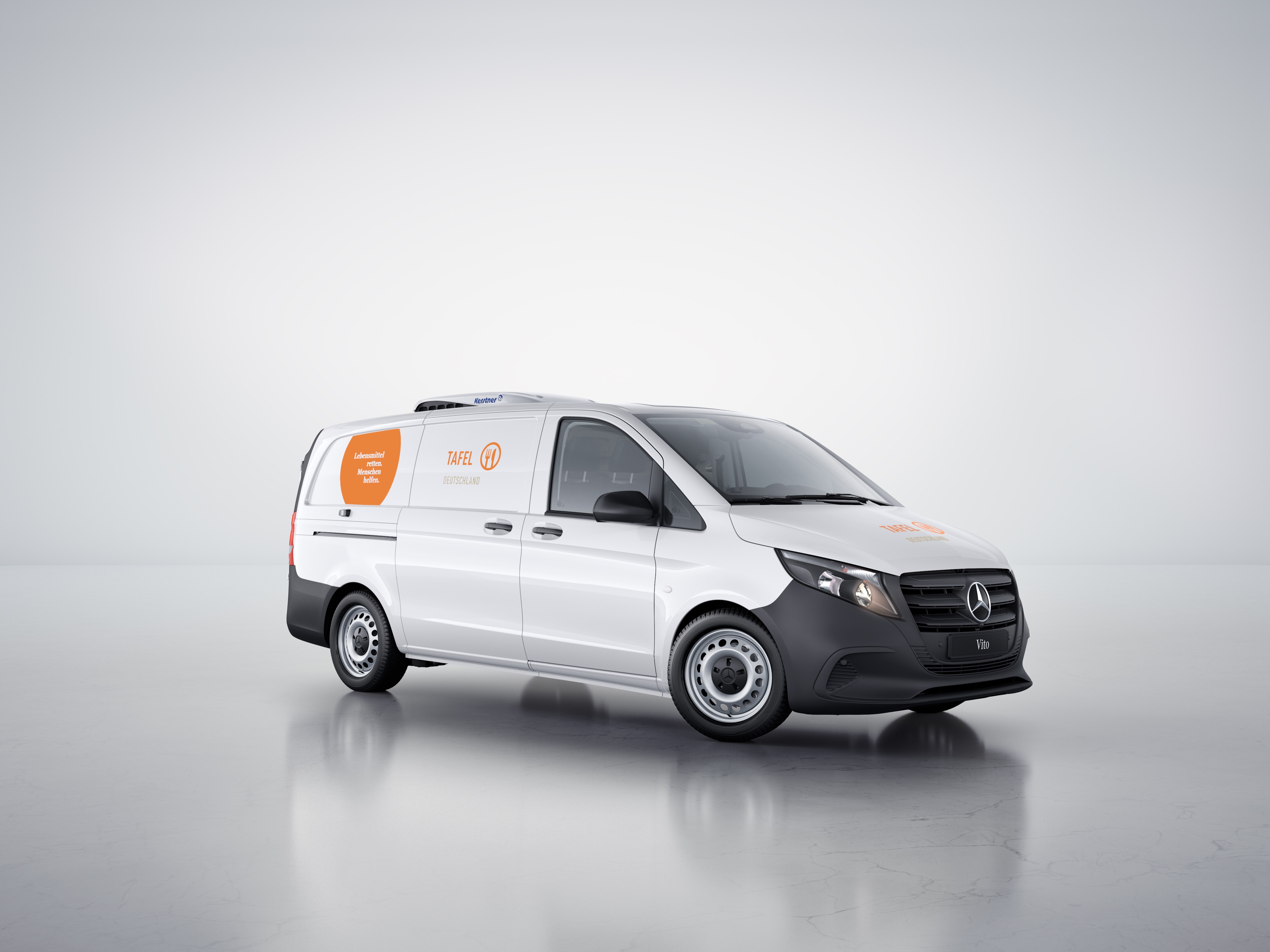 Tafel-Sponsoring | Mercedes-Benz. Ein weißer Mercedes-Benz Vito Kastenwagen mit Tafel Logo vor weißem Hintergrund.