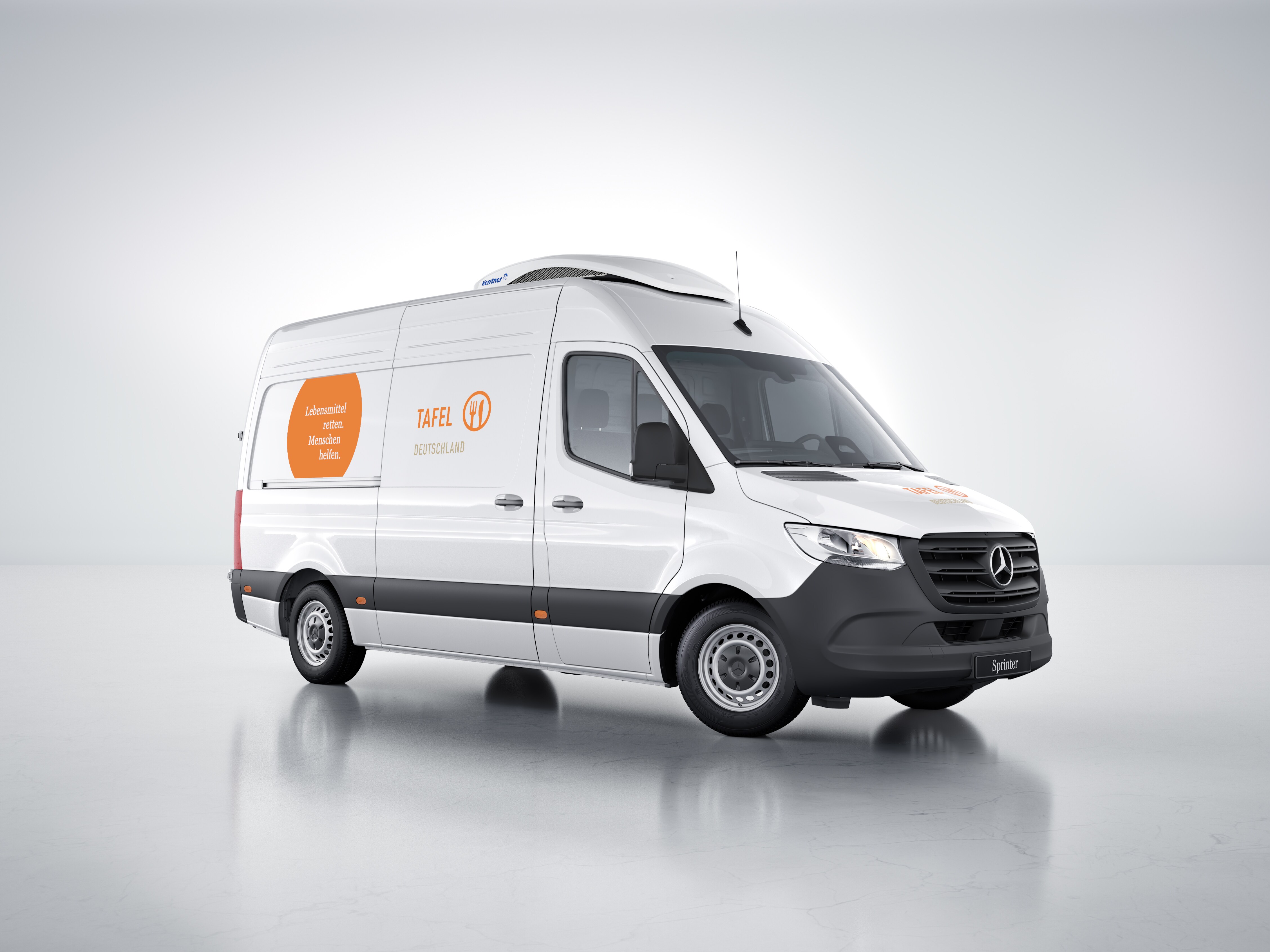 Tafel-Sponsoring | Mercedes-Benz. Ein weißer Mercedes-Benz Sprinter Kastenwagen mit Tafel Logo vor weißem Hintergrund.