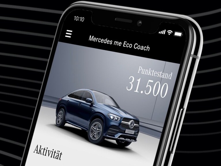 Mercedes-Benz Eco Coach App | Apps | Mercedes-Benz Auf dem Smartphone ist die Mercedes-Benz Eco Coach App geöffnet, und die durch eine besonders umweltfreundliche Fahrweise erreichte Punktzahl wird angezeigt.