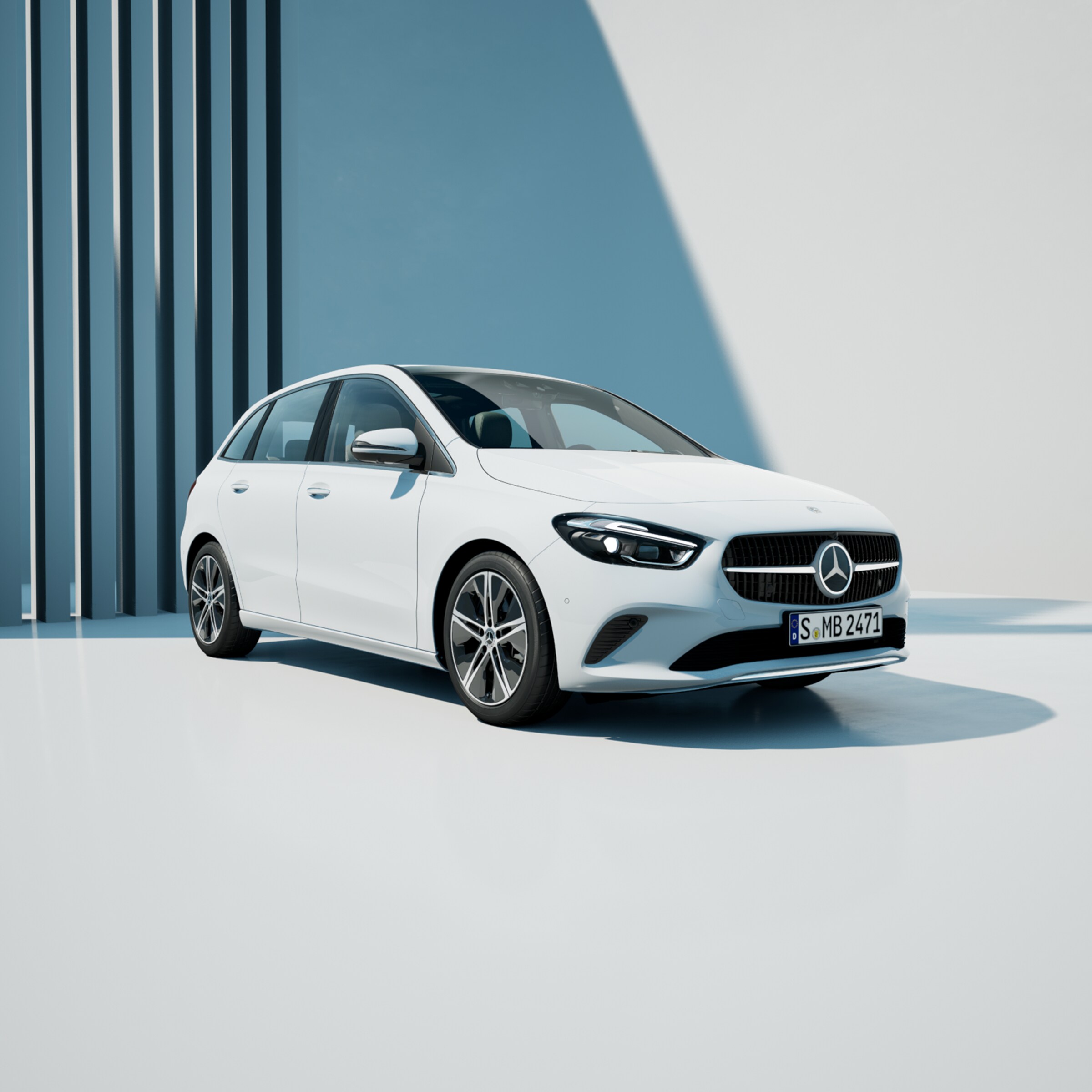 Aktuelle Online-Aktionen | Mercedes-Benz. Eine B-Klass von Mercedes-Benz weißem Grund vor einer neutralen Wand.