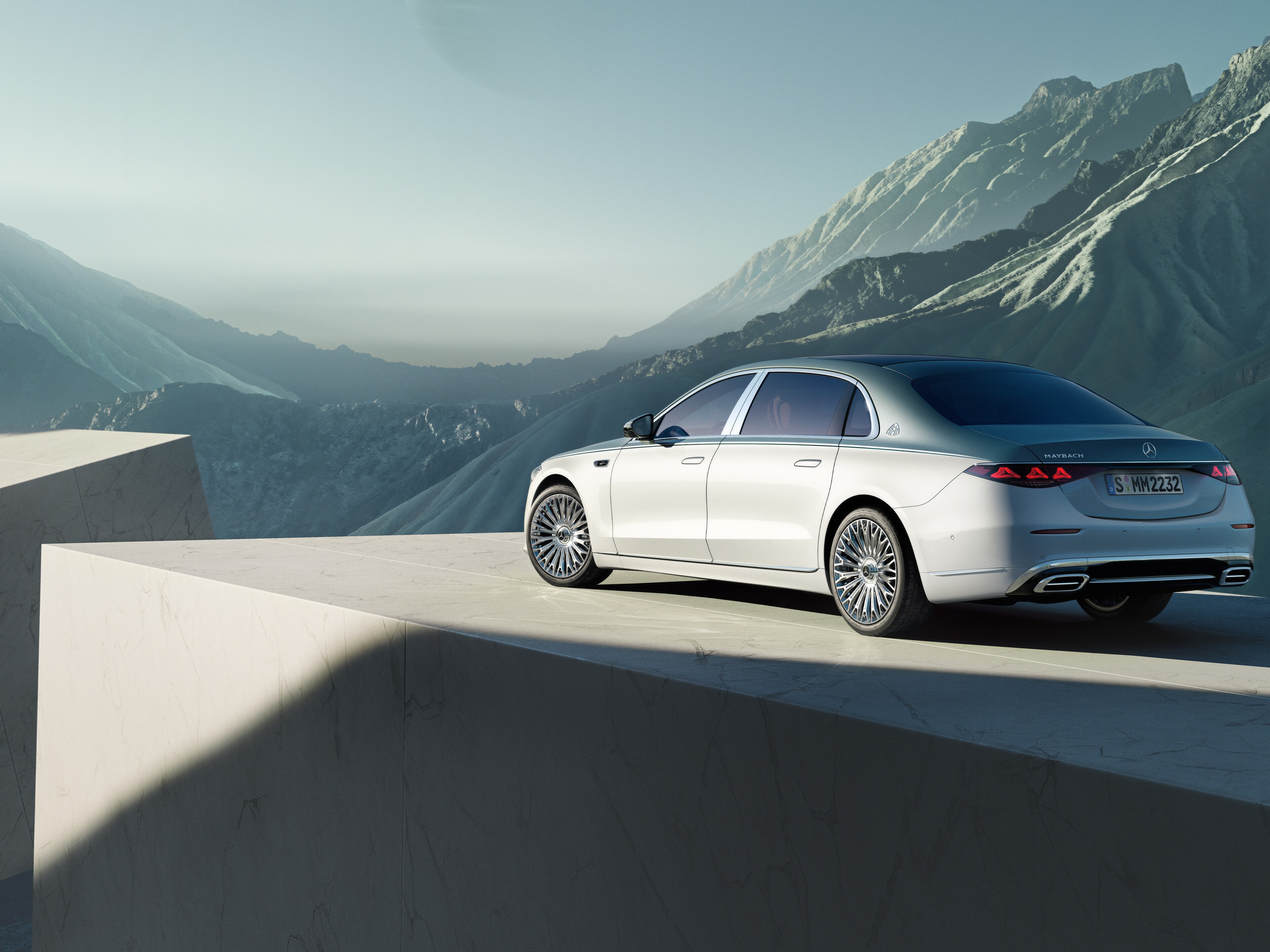 S-Klasse | Marke | Mercedes-Maybach Die Mercedes-Maybach S-Klasse in einer seitlichen Ansicht parkend vor einer Berglandschaft.