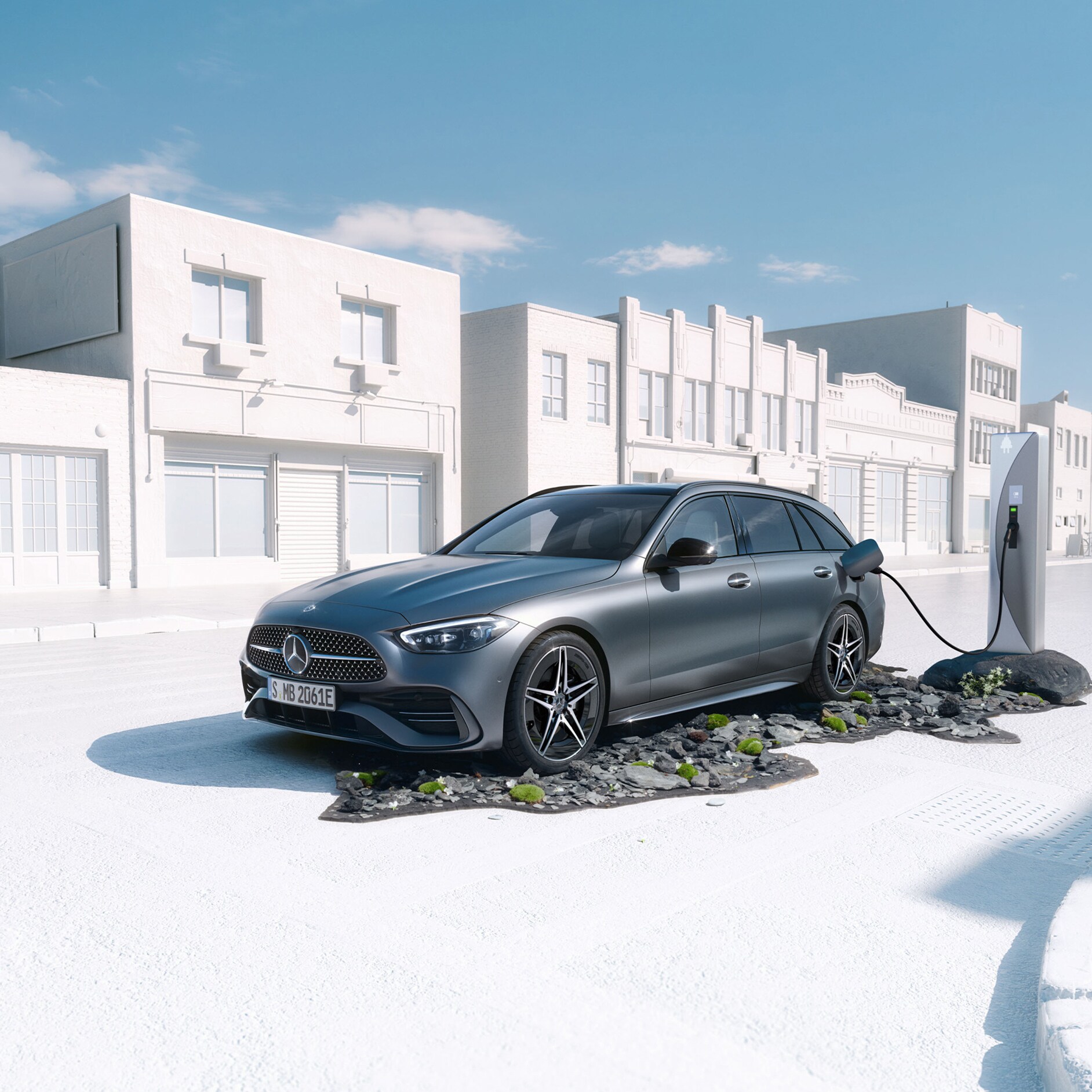 Mercedes-Benz | Land Sea Air | Plug-in-Hybride C-Klasse C 300 e T-Modell von Mercedes-Benz in seitlicher Frontansicht.