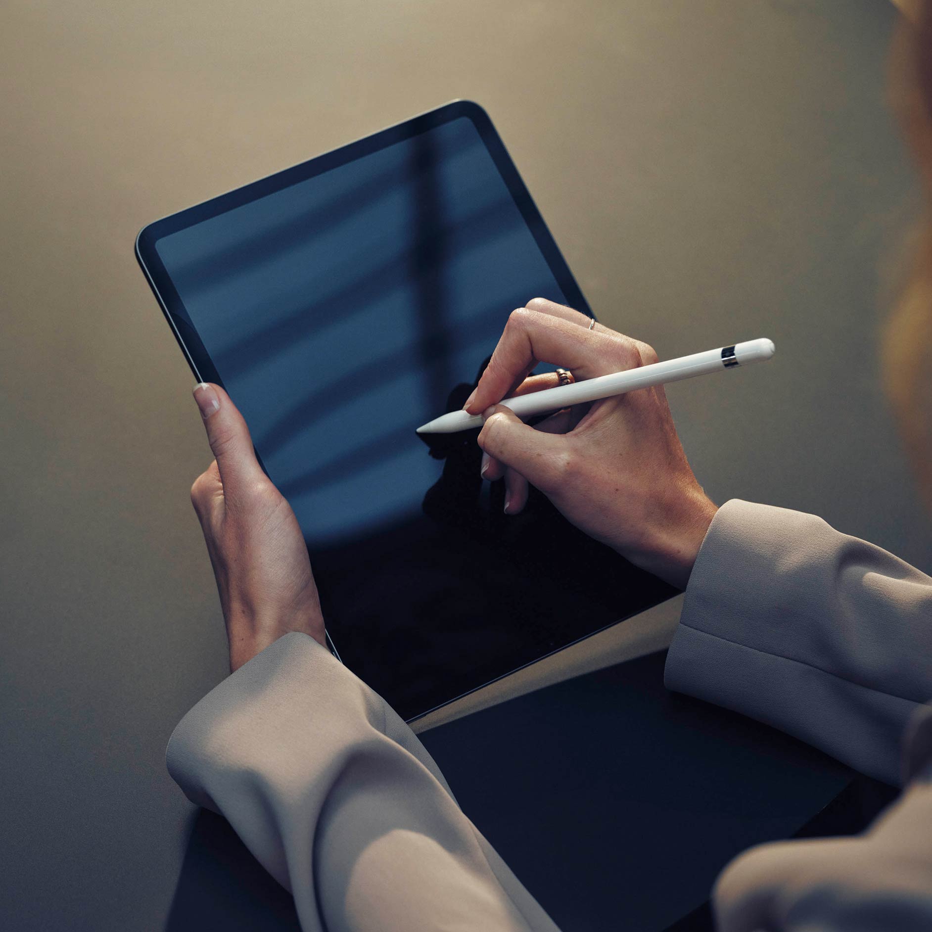 Mieten | Finanzierung | Financial Services | Mercedes-Benz Transporter Person, die an einem Tablet-Computer unterschreibt