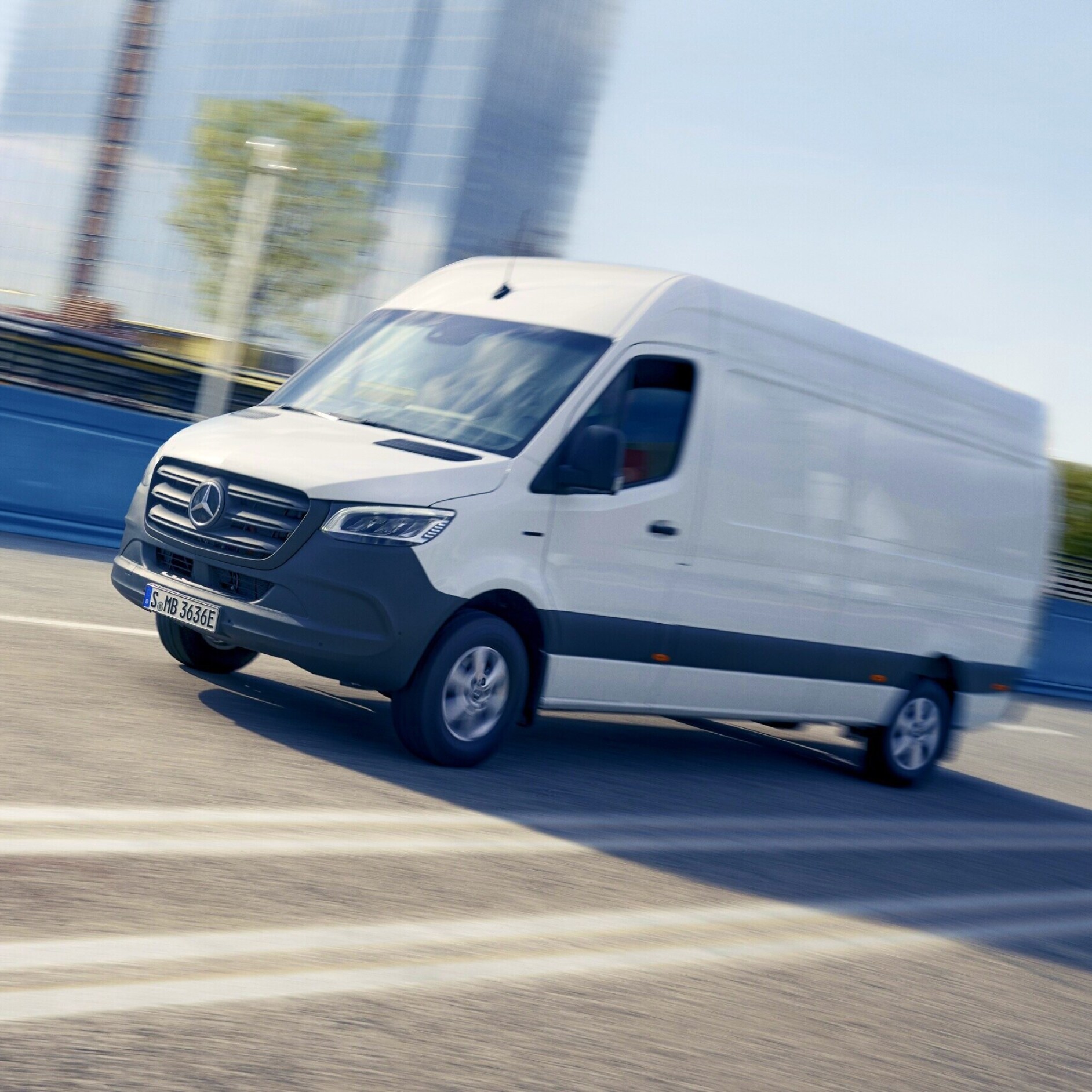 Elektromobilität | eSprinter Kastenwagen | Mercedes-Benz Der Mercedes-Benz eSprinter Kastenwagen fahrend in der Innenstadt.