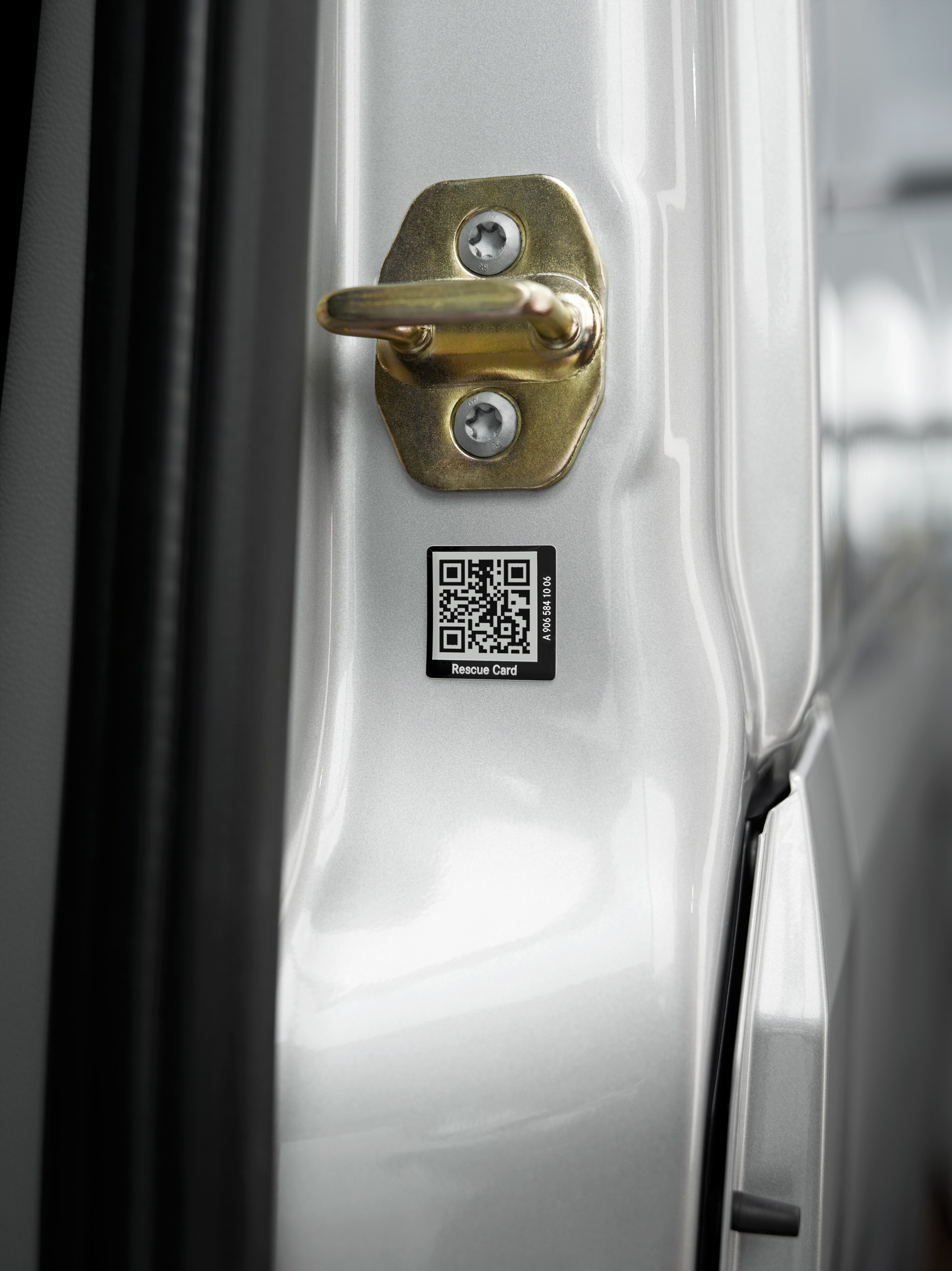 Mercedes-Benz Care | Mercedes-Benz Transporter. Nahaufnahme eines Rettungskarten-Aufklebers mit QR-Code an der Autotür für schnelle Hilfe im Notfall.