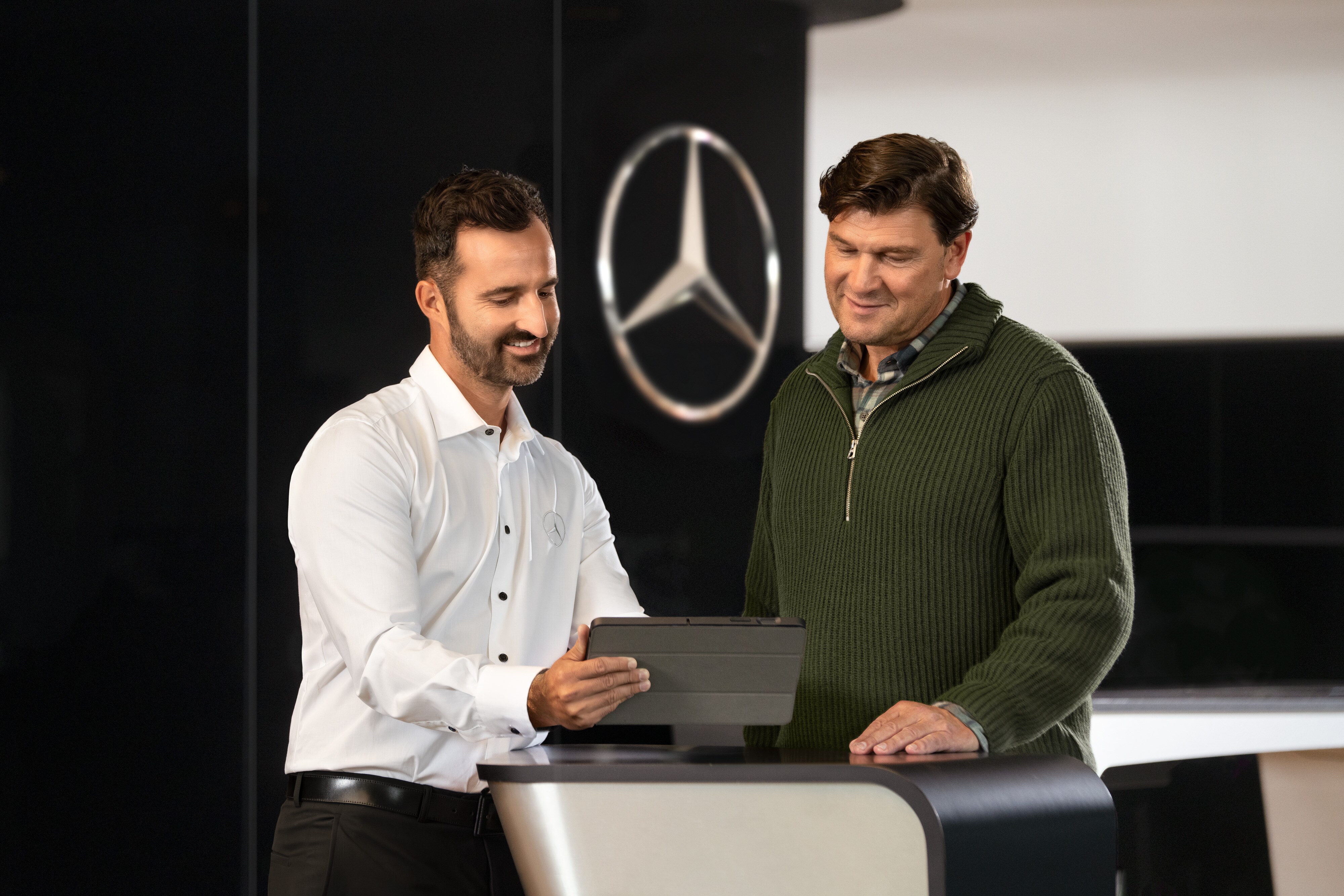 Mobilitätslösungen | Mercedes-Benz Transporter. Mercedes-Benz Mitarbeiter bei der Kundenannahme – persönliche Beratung für individuelle Mobilität und besten Service.