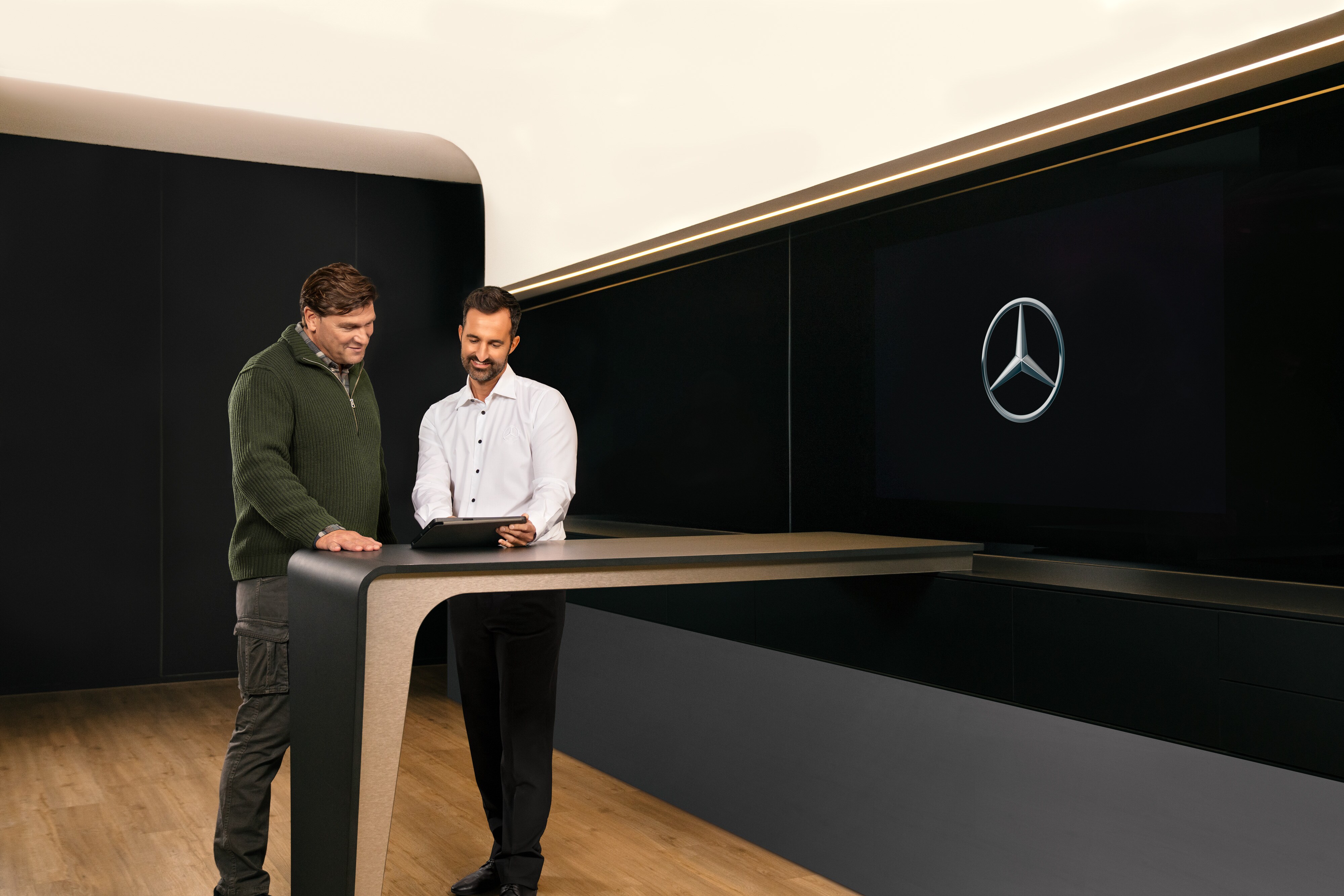 ServiceCare | Mercedes-Benz Transporter. Ein Mercedes-Benz Sprinter fährt auf einer Straße – abgesichert durch das Mercedes Wartungspaket für sorgenfreie Mobilität.