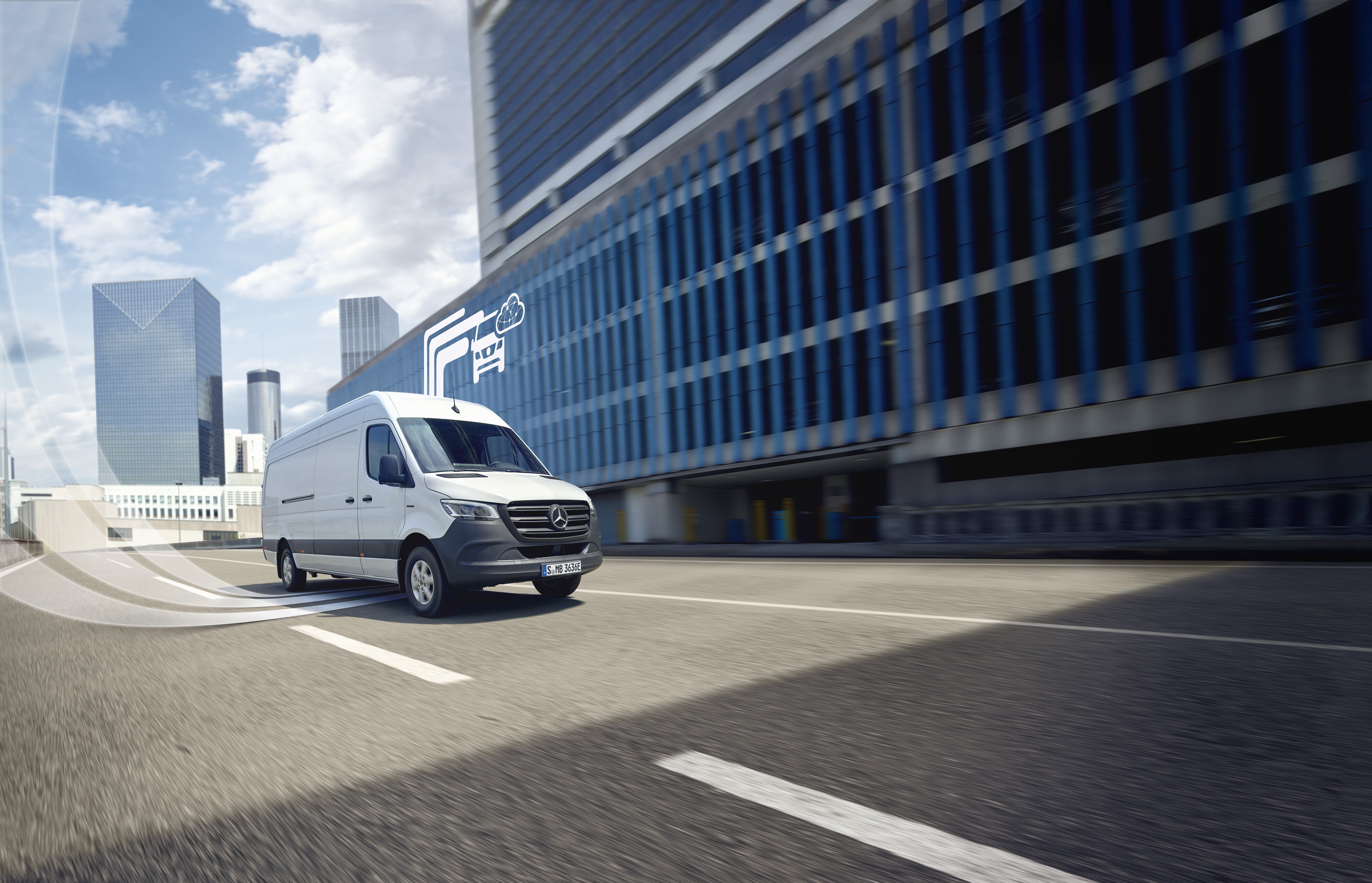 Intelligente Fahrzeugsteuerung | Mercedes-Benz Transporter. Mercedes-Benz Transporter fährt vor einer modernen Kulisse, digitale Mercedes-Benz Technik wird visualisiert.
